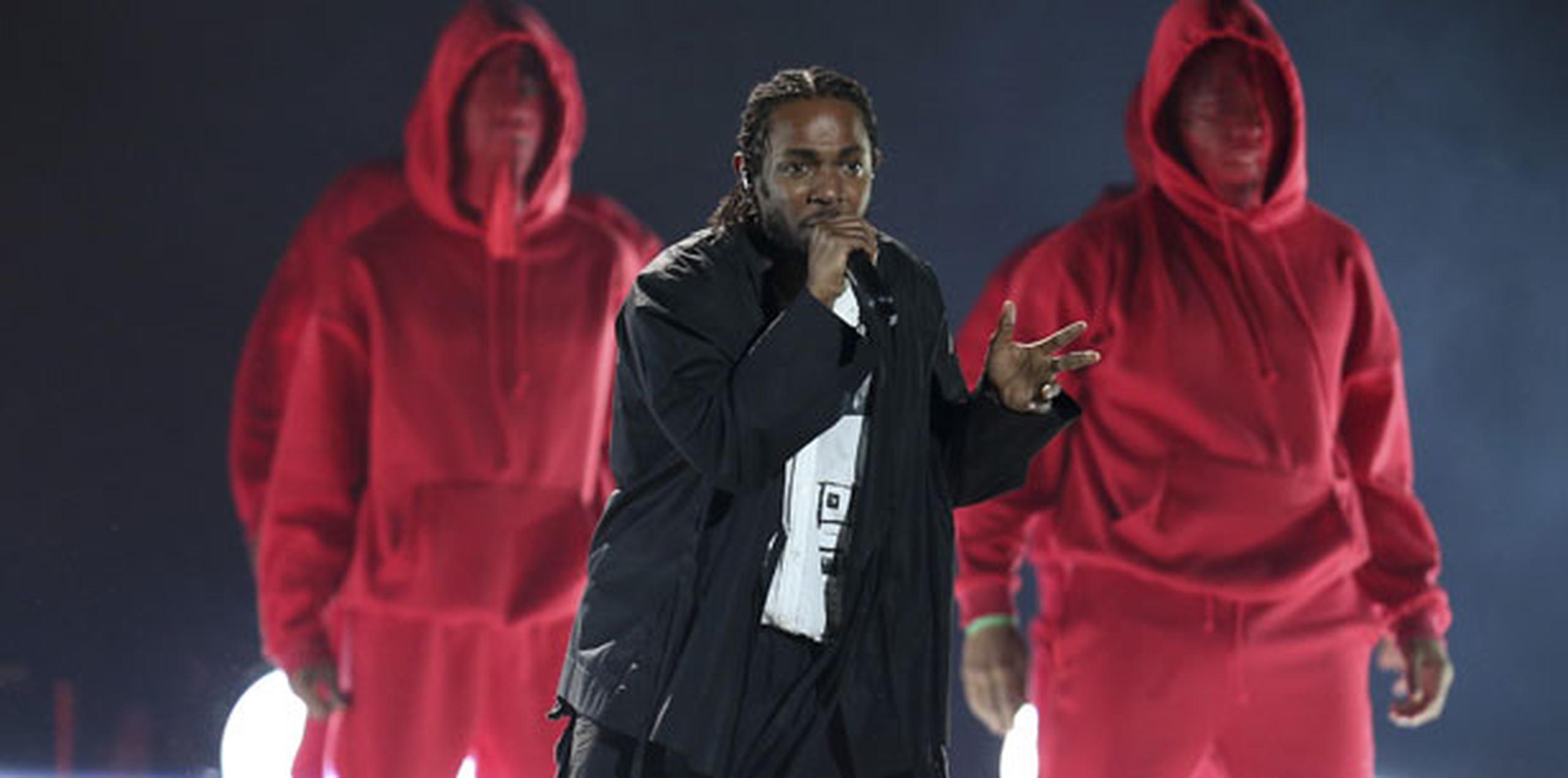 El rapero Kendrick Lamar inauguró la ceremonia con un popurrí que incluyó a un grupo de bailarines fingiendo ser baleados. (AP)
