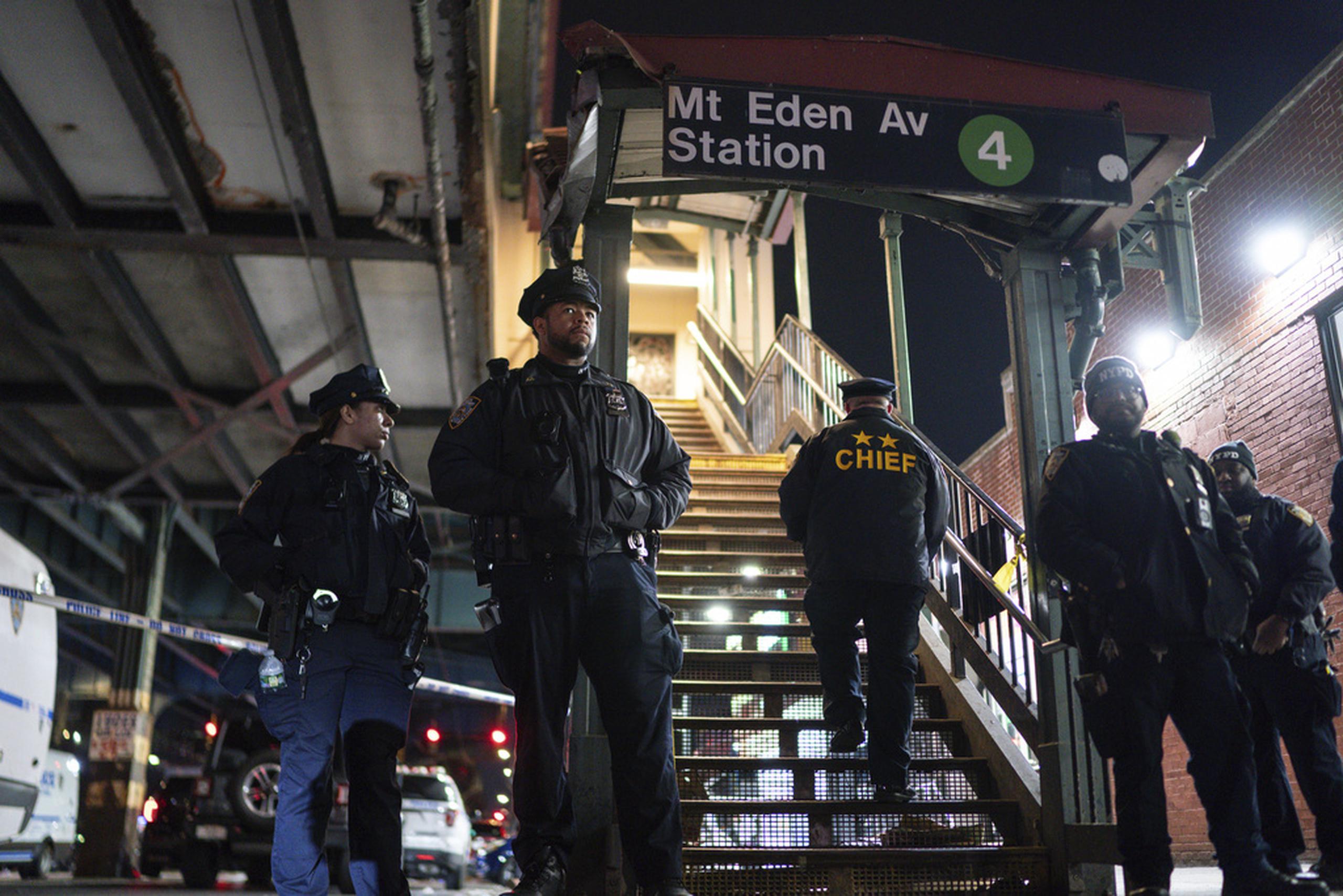 Agentes de la policía de la ciudad de Nueva York resguardan el lugar donde ocurrió el tiroteo, en la estación del metro Mount Eden, el 12 de febrero de 2024.