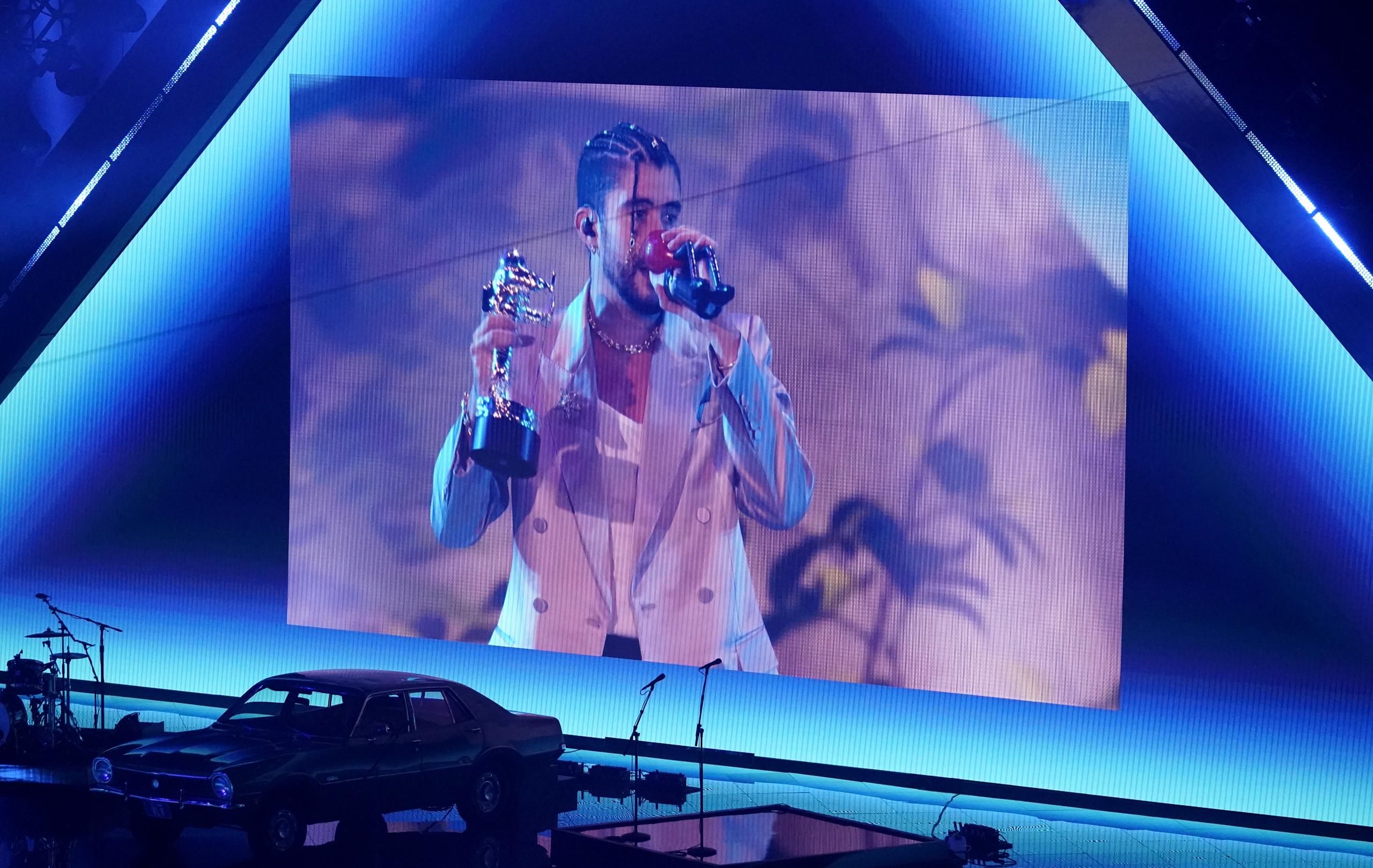 Bad Bunny acepta de forma remota el premio al Artista del Año en los MTV Video Music Awards en el Prudential Center.