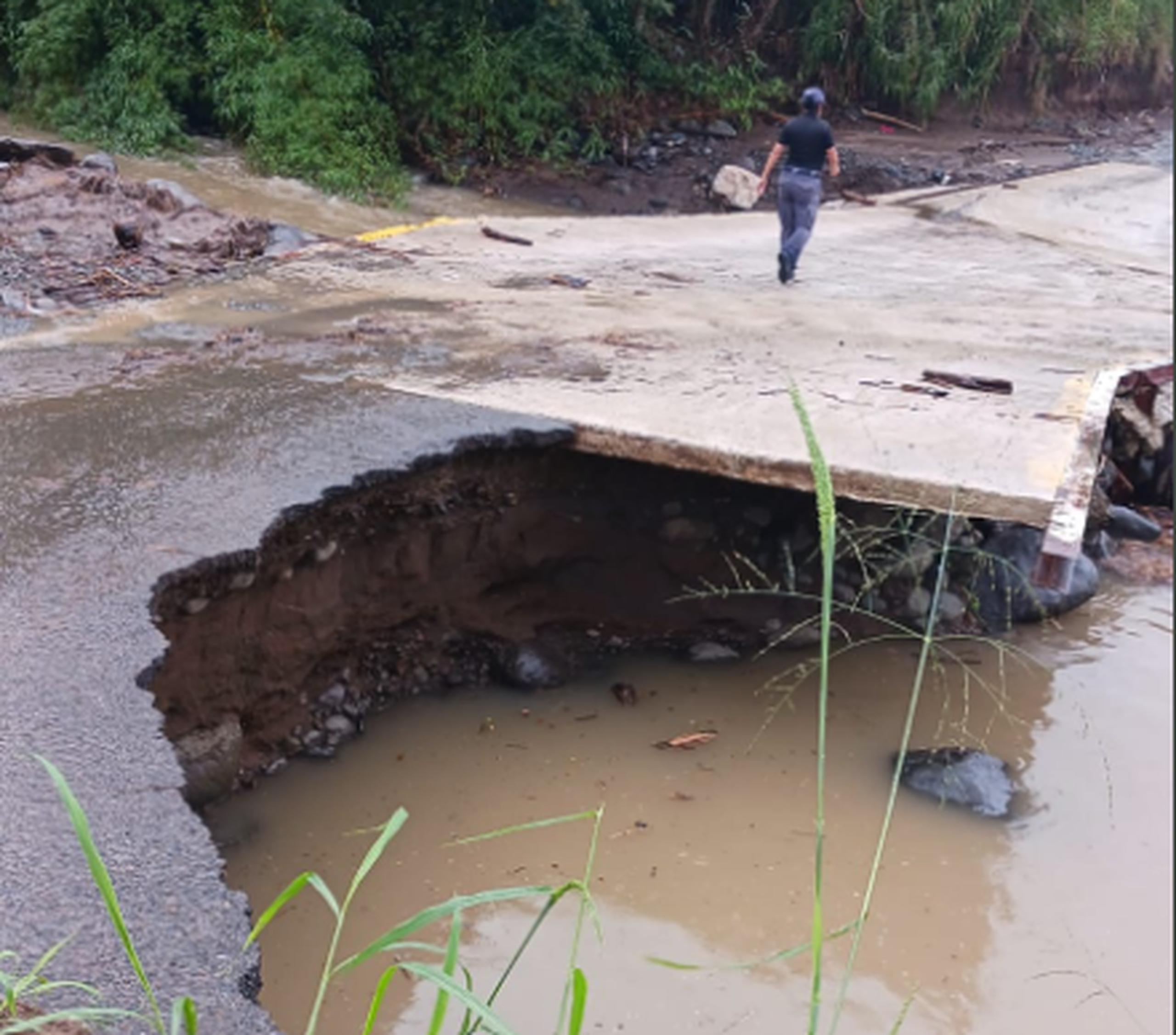 Un pedazo de carretera del camino La Roleta, en el sector Cotuy, del barrio Diego Hernández, en Yauco, se derrumbó a causa de las lluvias.