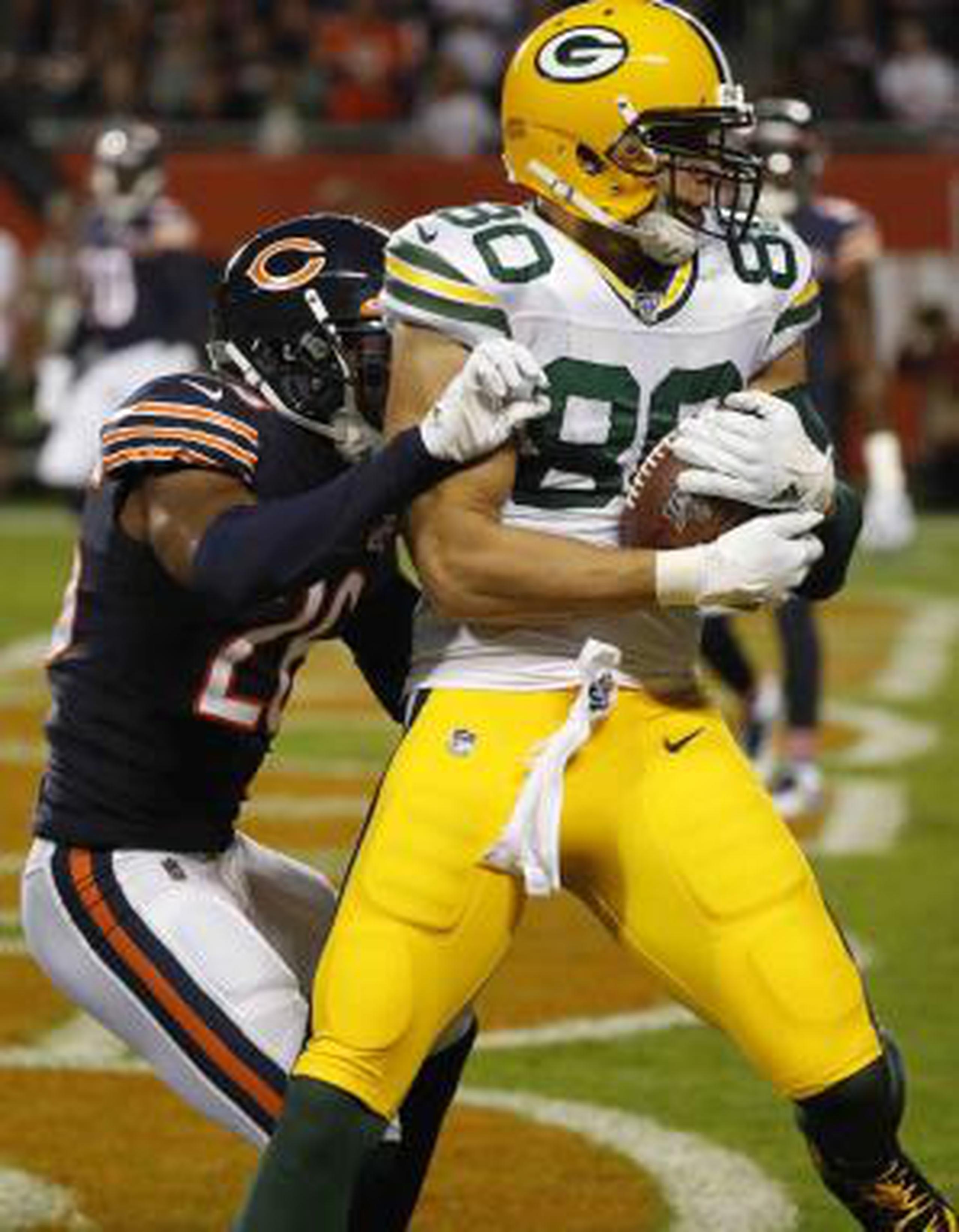 Jimmy Graham, de los Green Bay Packers, atrapa un pase para un touchdown ante Deon Bush de los Chicago Bears. (AP  / Charles Rex Arbogast)
