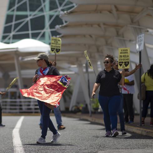 Protestan contra Julia Keleher en su regreso a Puerto Rico