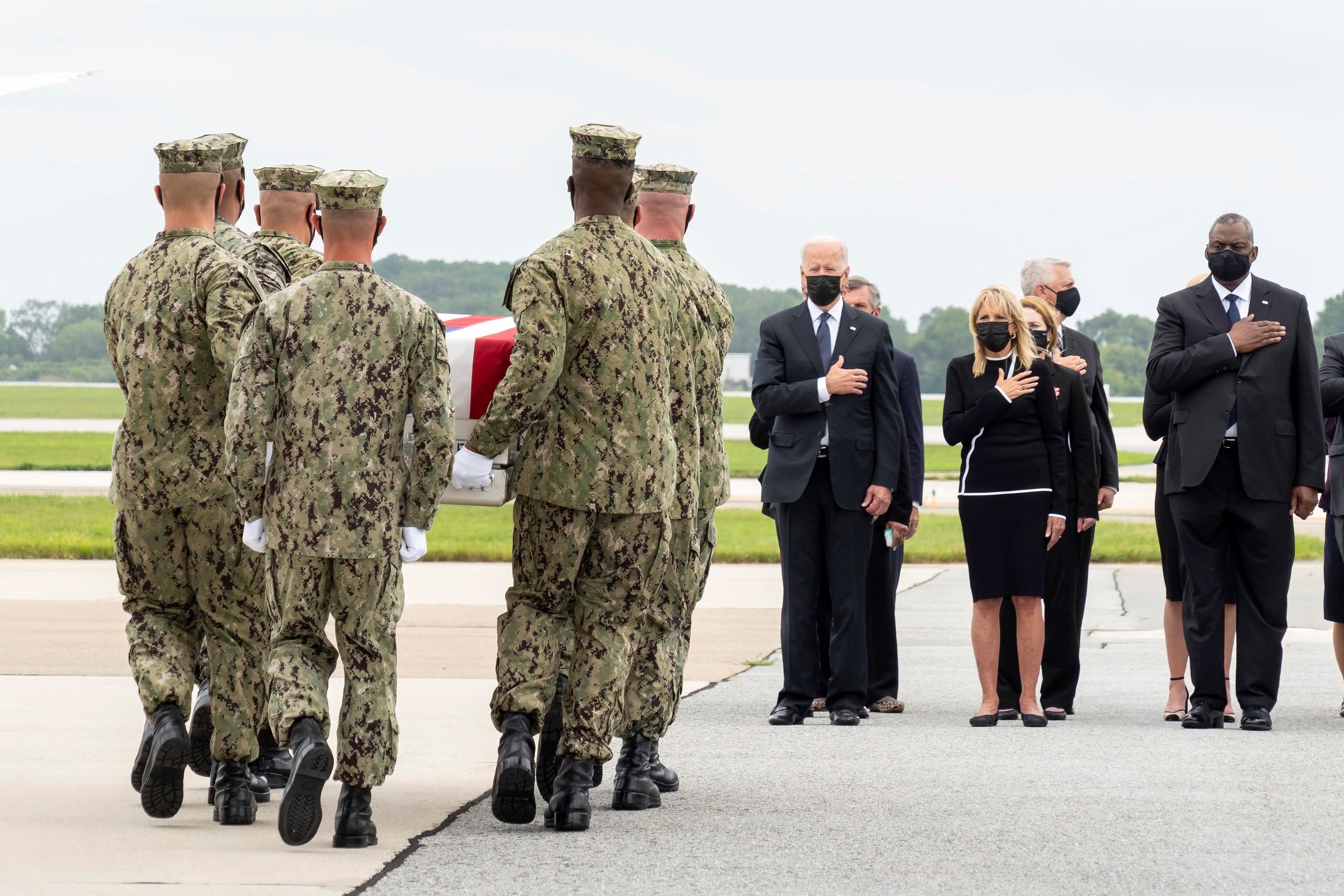 El presidente Joe Biden, la primera dama Jill Biden, y el secretario de Defensa , Alloyd Austin III, observan cómo un equipo de transporte de la Marina transfiere los restos de Maxton W. Soviak de Berlín. (Fuerza Aérea Estados Unidos)