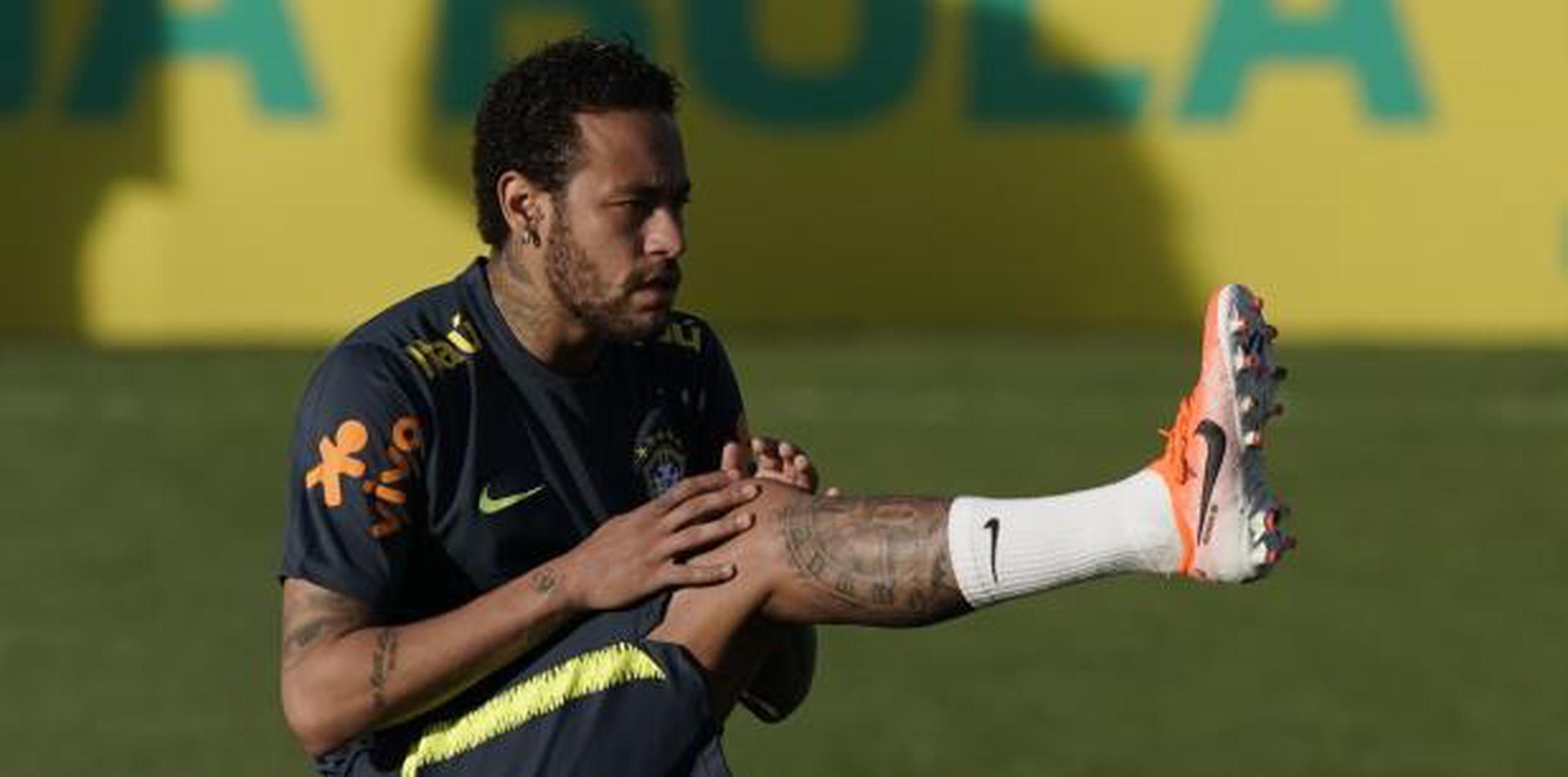 La adoración a Neymar en Brasil se ha deteriorado debido a razones políticas, como su apoyo al presidente ultraderechista Jair Bolsonaro. (AP / Leo Correa)