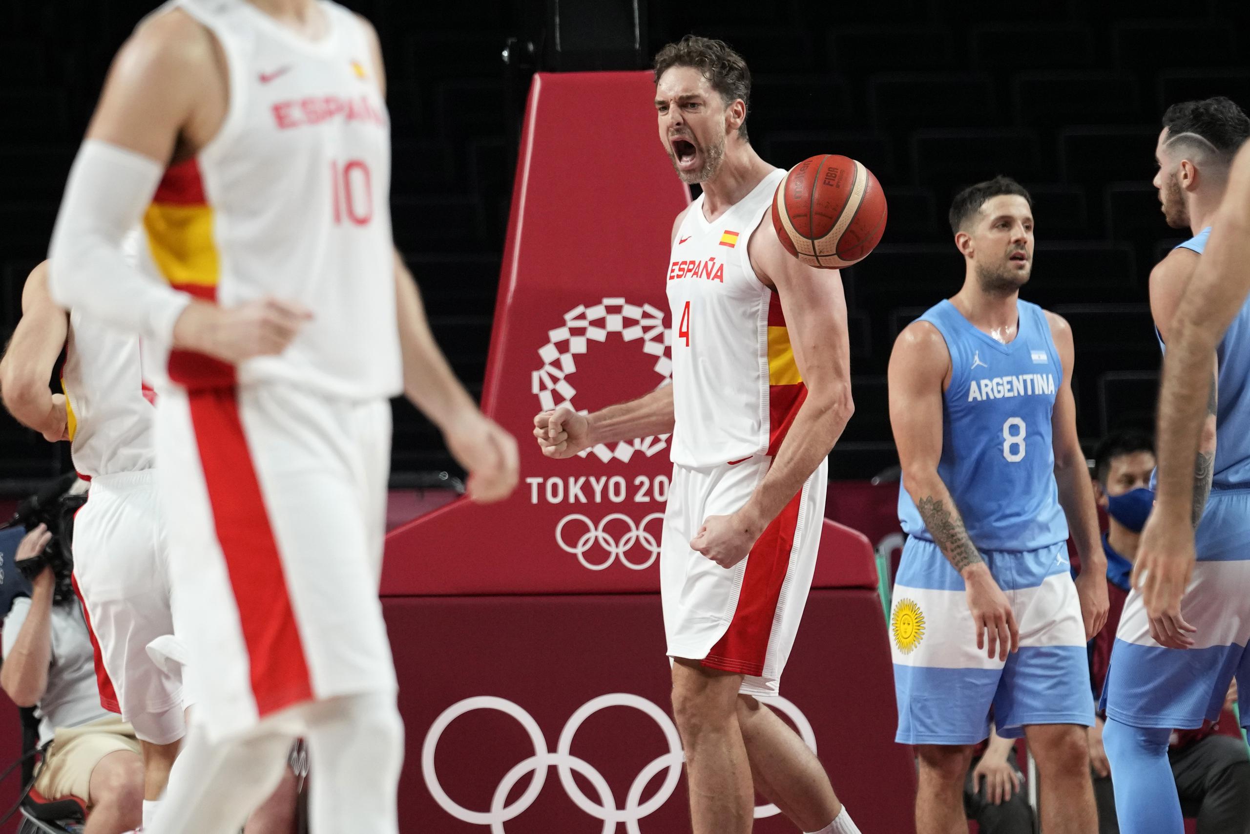 El español Pau Gasol (4) celebra tras anotar una canasta en un partido de la fase de grupos del torneo olímpico de baloncesto masculino de Tokio 2020 contra Argentina.