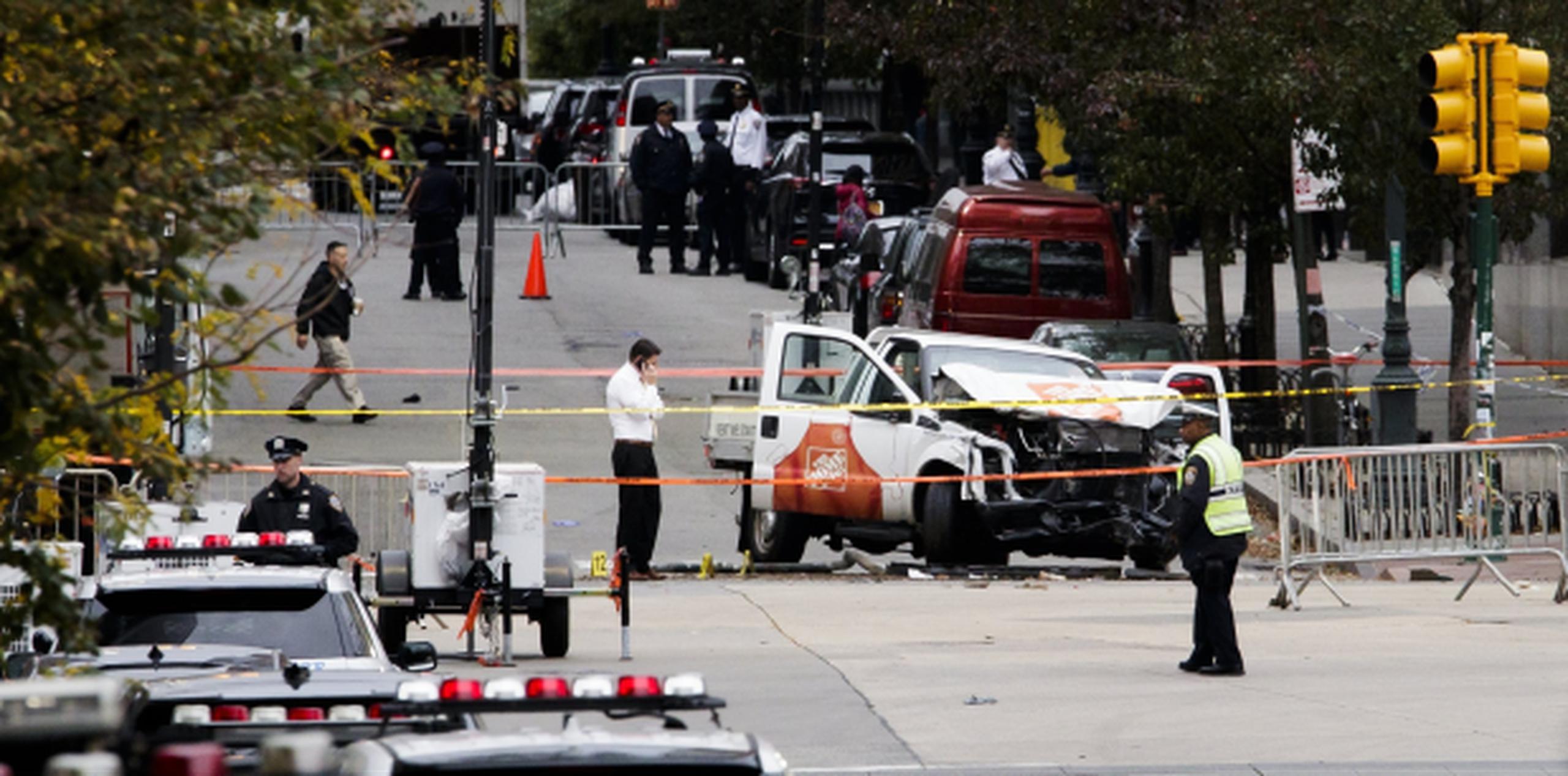 Policía criminal revisando el vehículo que atropelló y mató a ocho personas e hirió a 11 en Nueva York. (EFE / Justin Lane)