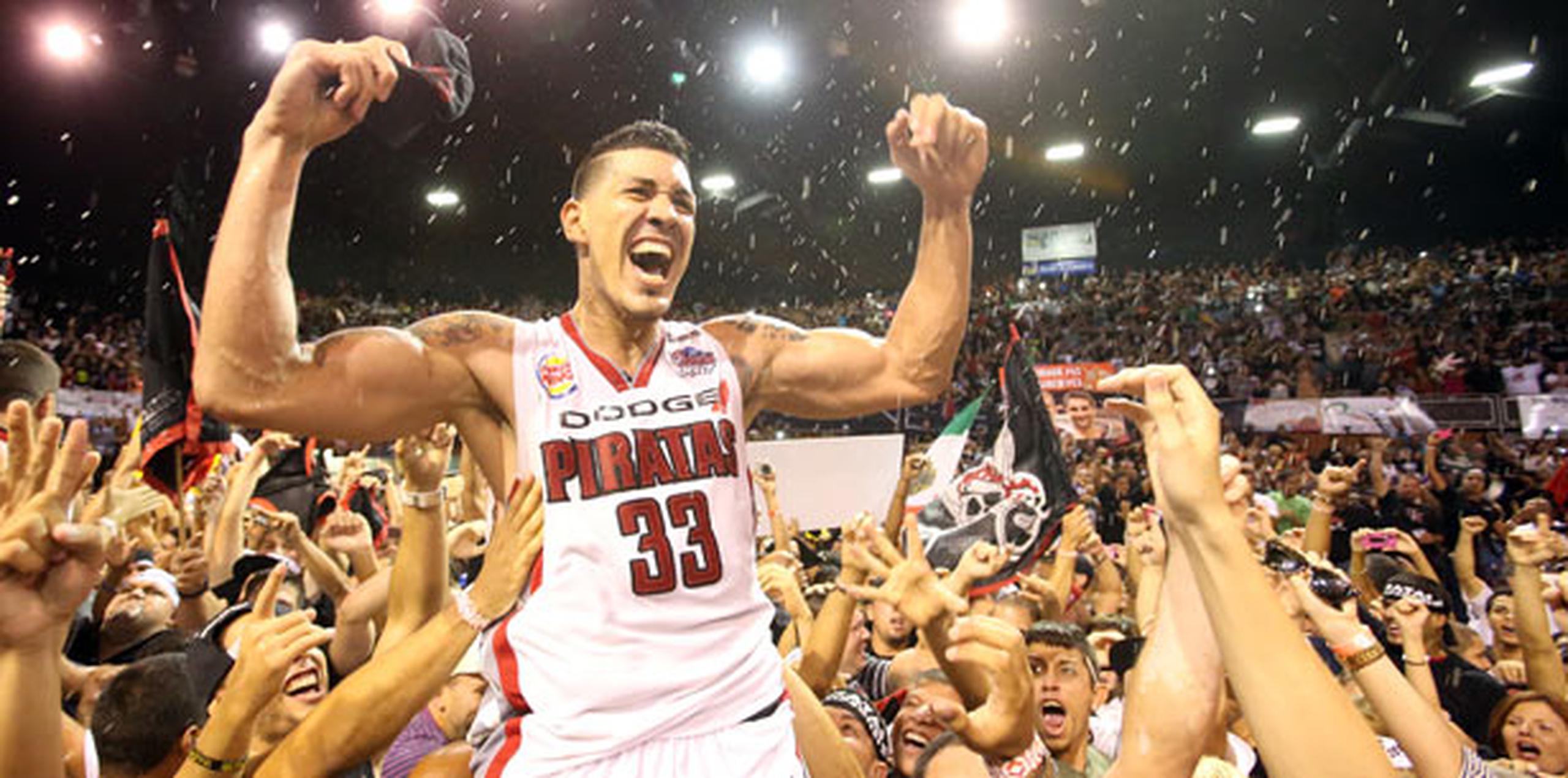 David Huertas suelta un grito de celebración mientras es aclamado por la avalancha de fanáticos que inundaron el tabloncillo del coliseo Raymond Dalmau. (lino.prieto@gfrmedia.com)