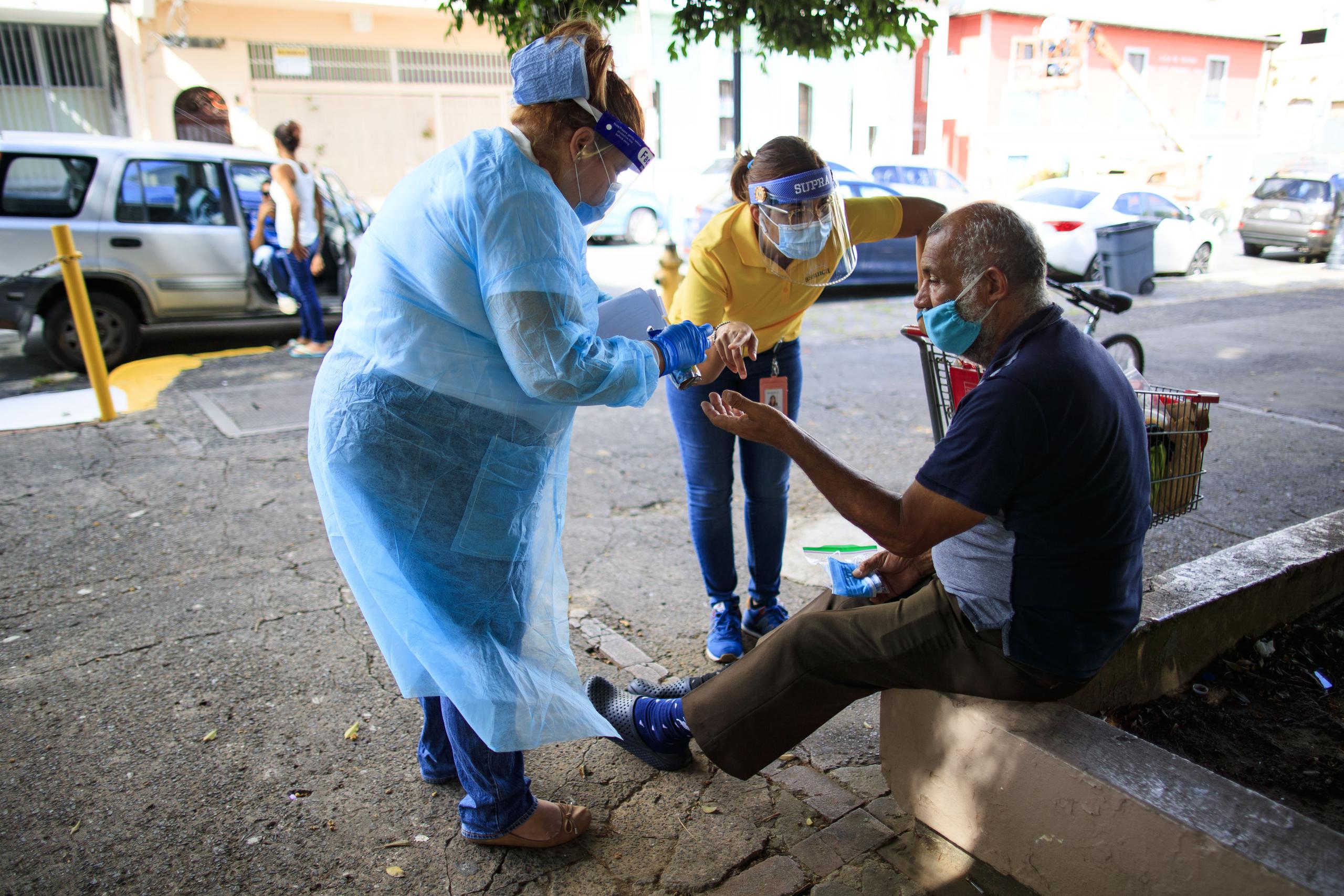 Las pruebas rápidas se hicieron a personas sin hogar y otros miembros de la comunidad en general en la Plaza de Río Piedras.