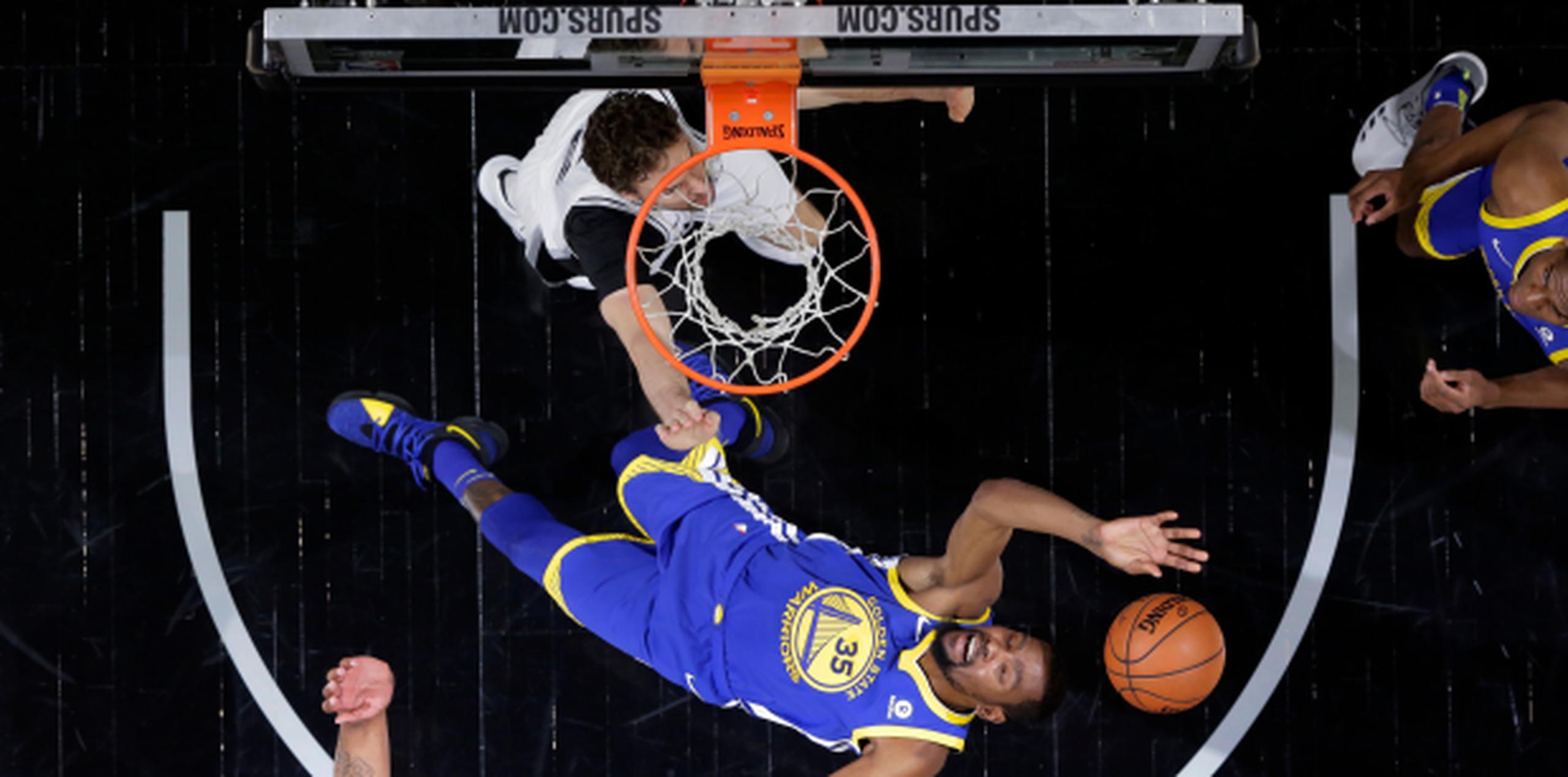 Kevin Durant contabilizó 26 puntos, nueve rebotes y seis asistencias y los Warriors doblegaron 110-97 a San Antonio para lograr una ventaja de 3-0 en la primera ronda de los playoffs de la NBA. (AP)