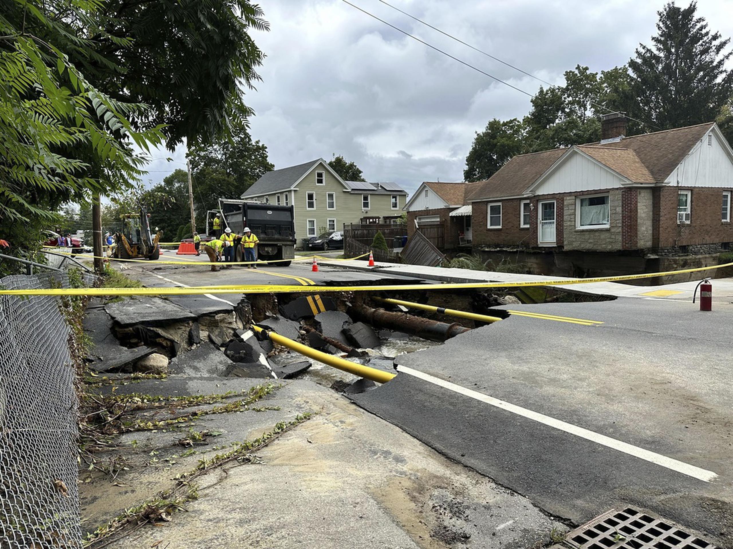 Personal de carreteras evaluaron un sumidero en Chestnut Street en Leominster, Massachusetts, el martes.