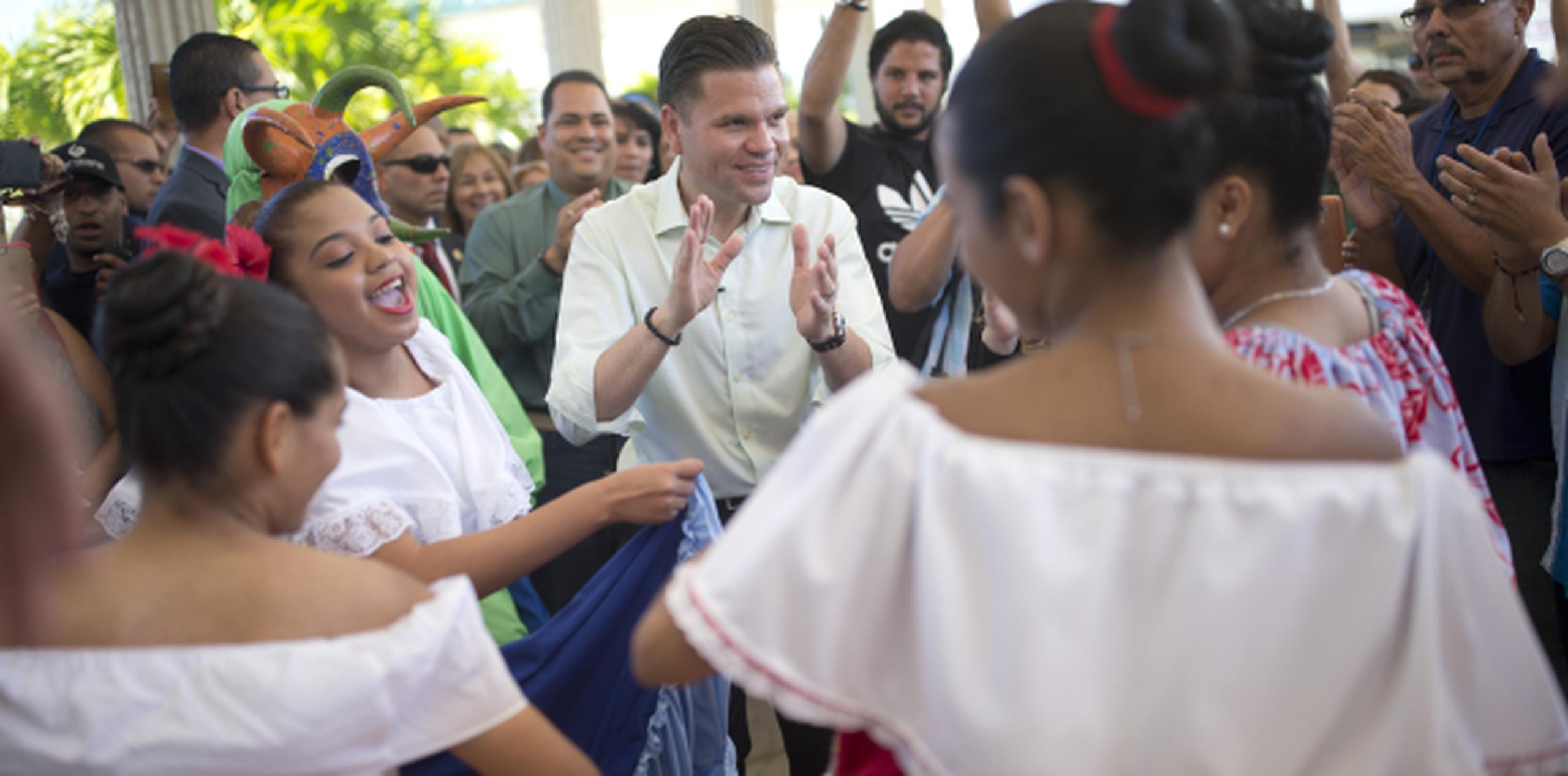 El alcalde de Cataño, Félix Delgado, rodeado de bailarinas y vejigantes en el corte de cinta “Cataño Pa’ las Fiestas”. (xavier.araujo@gfrmedia.com)