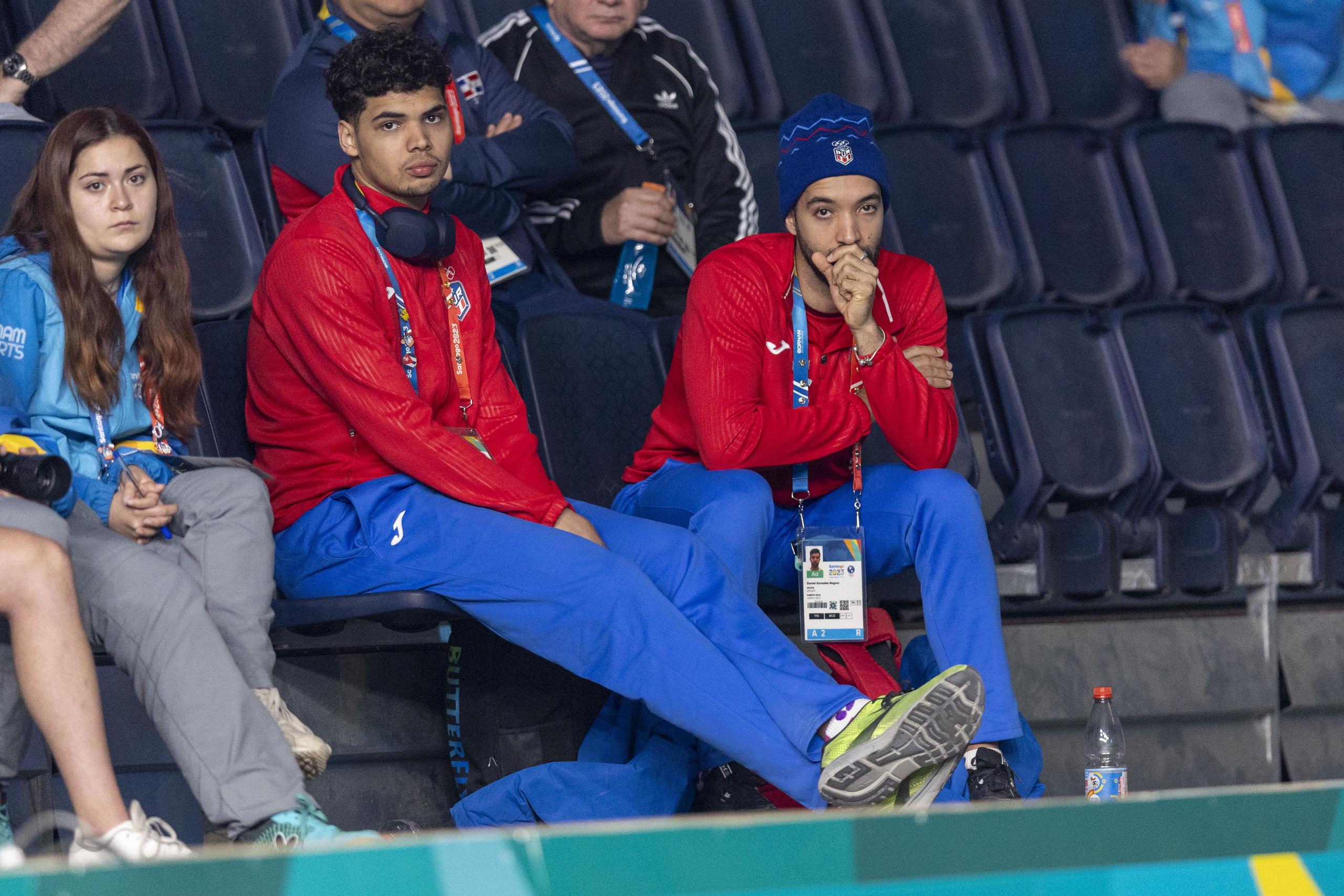 Los tenismesistas Ángel Naranjo y Daniel González observan el desenlace de sus compañeras. 