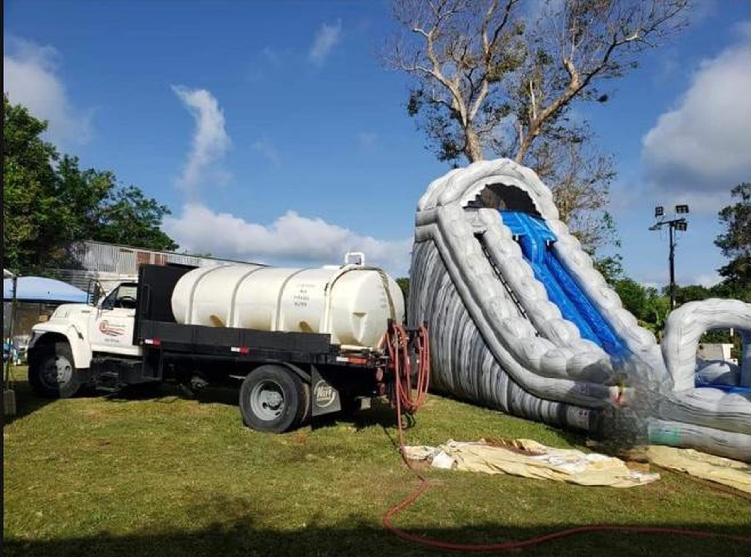 Foto suministrada del camión cisterna del municipio de Quebradillas que se denunció fue usado para una fiesta privada.
