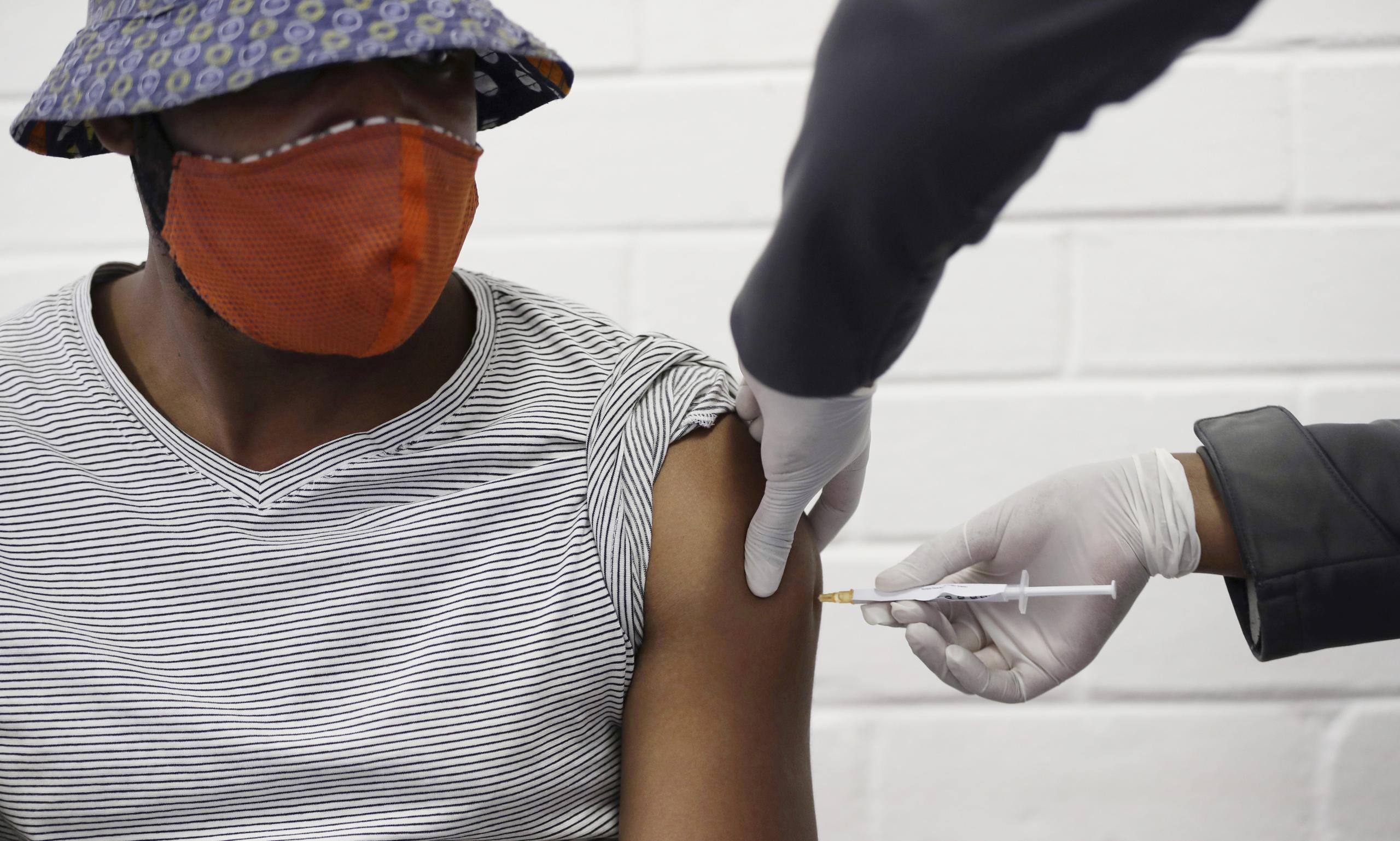 Voluntario recibe una vacuna de ensayo contra el COVID-19 creada en la Universidad de Oxford, Gran Bretaña, en Soweto, Johannesburgo, Sudáfrica