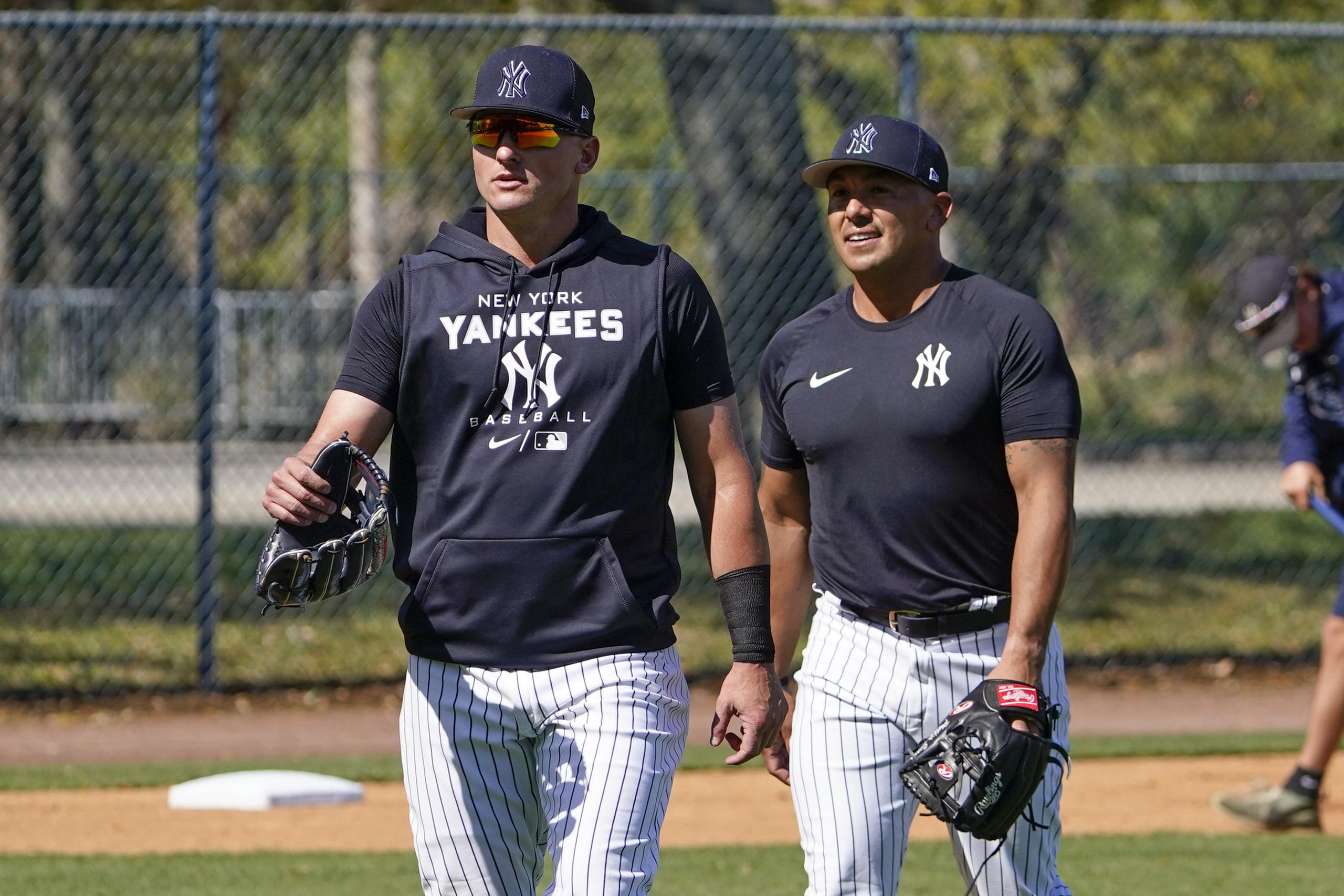 Josh Donaldson (izquierda) e Isaiah Kiner-Falefa, de los Yankees de Nueva York, concluyen una práctica con su nuevo equipo.