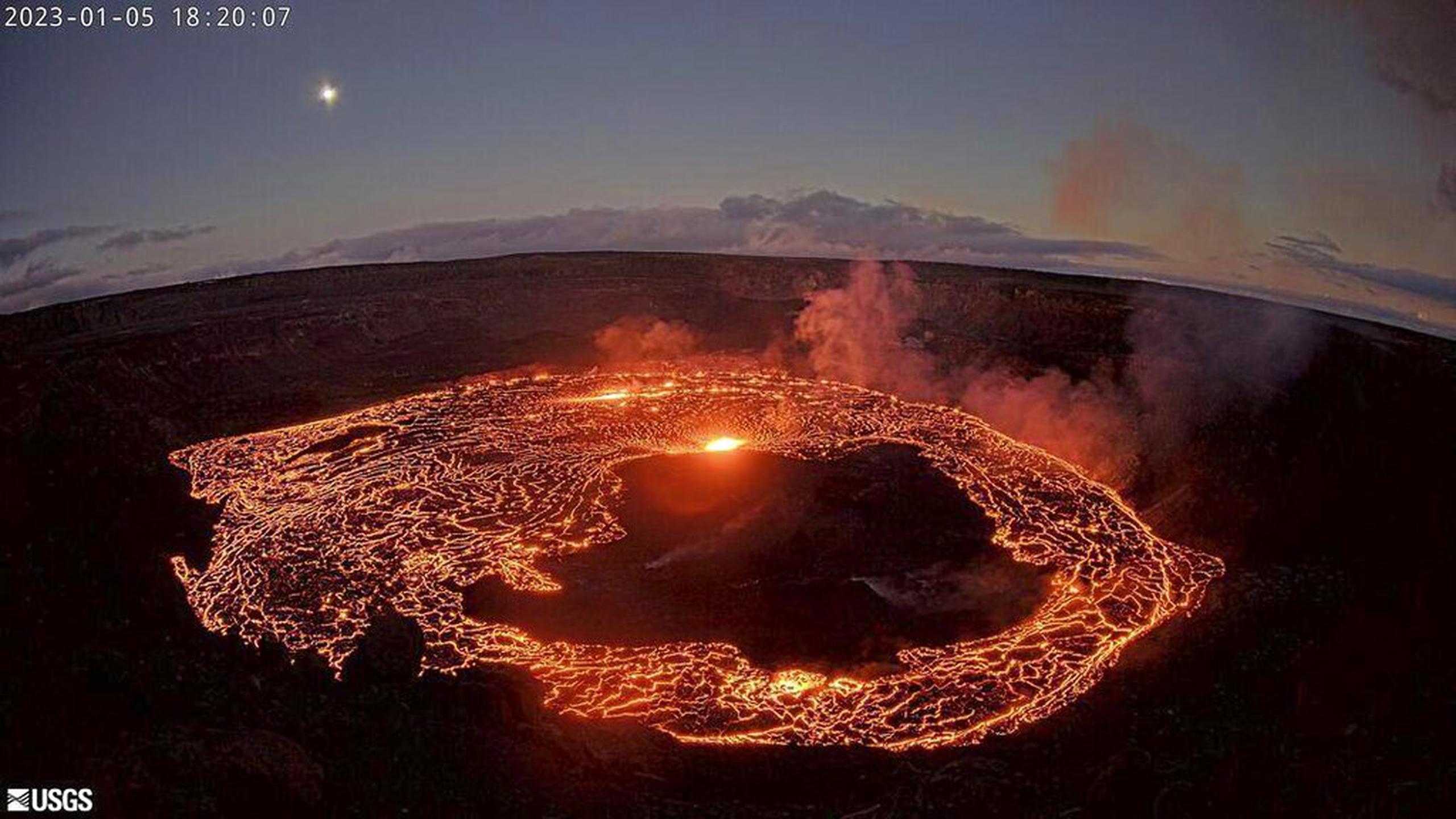 Esta imagen, tomada de una webcam del Centro Geológico de Estados Unidos, muestra la erupción del volcán Kilauea desde el anillo occidental de su caldera en la cima, el 5 de enero de 2023.