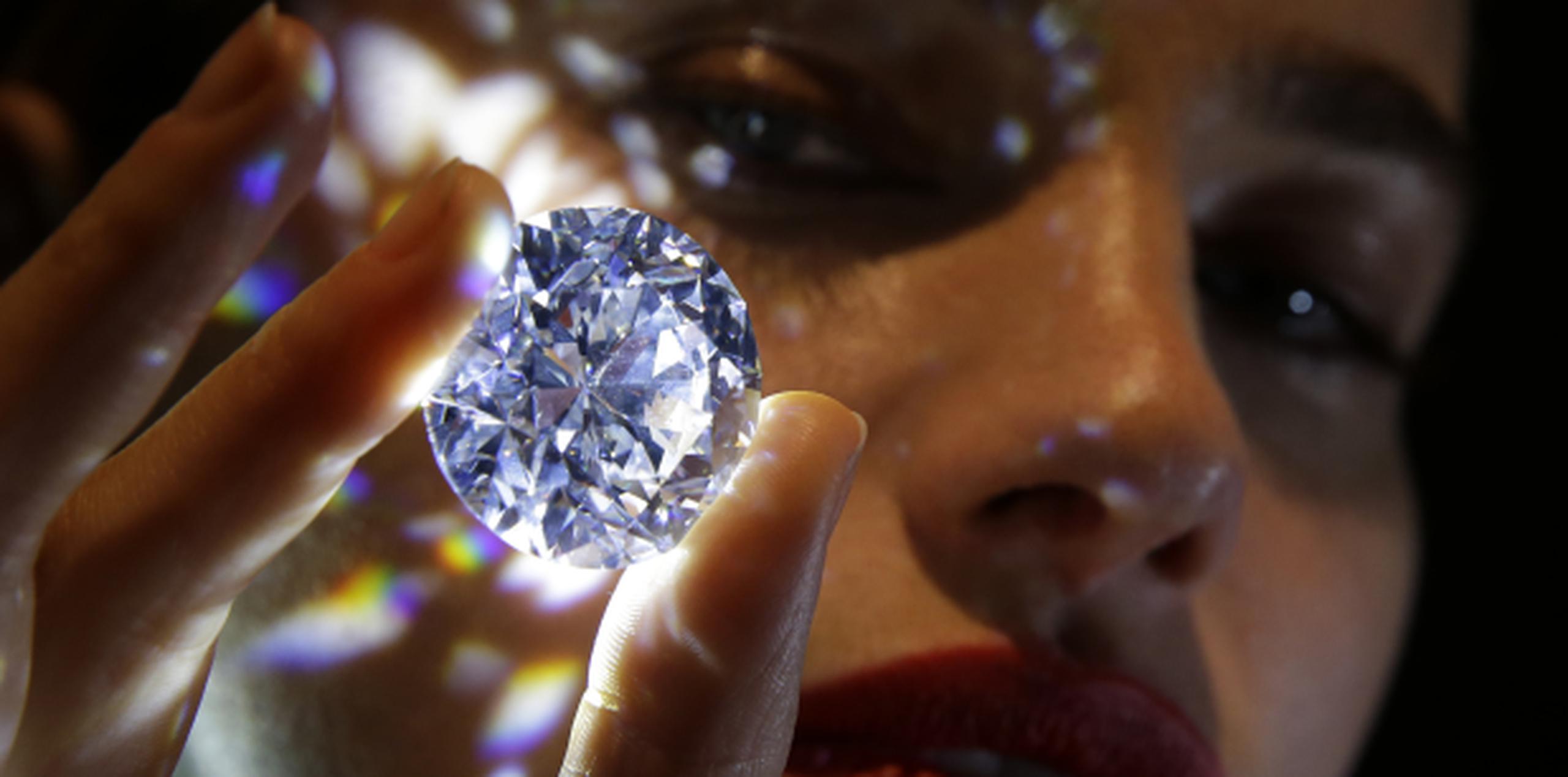 El diamante está siendo exhibido a partir del jueves en la sala de Sotheby’s en Londres y está disponible para venta privada. (AP / Alastair Grant)