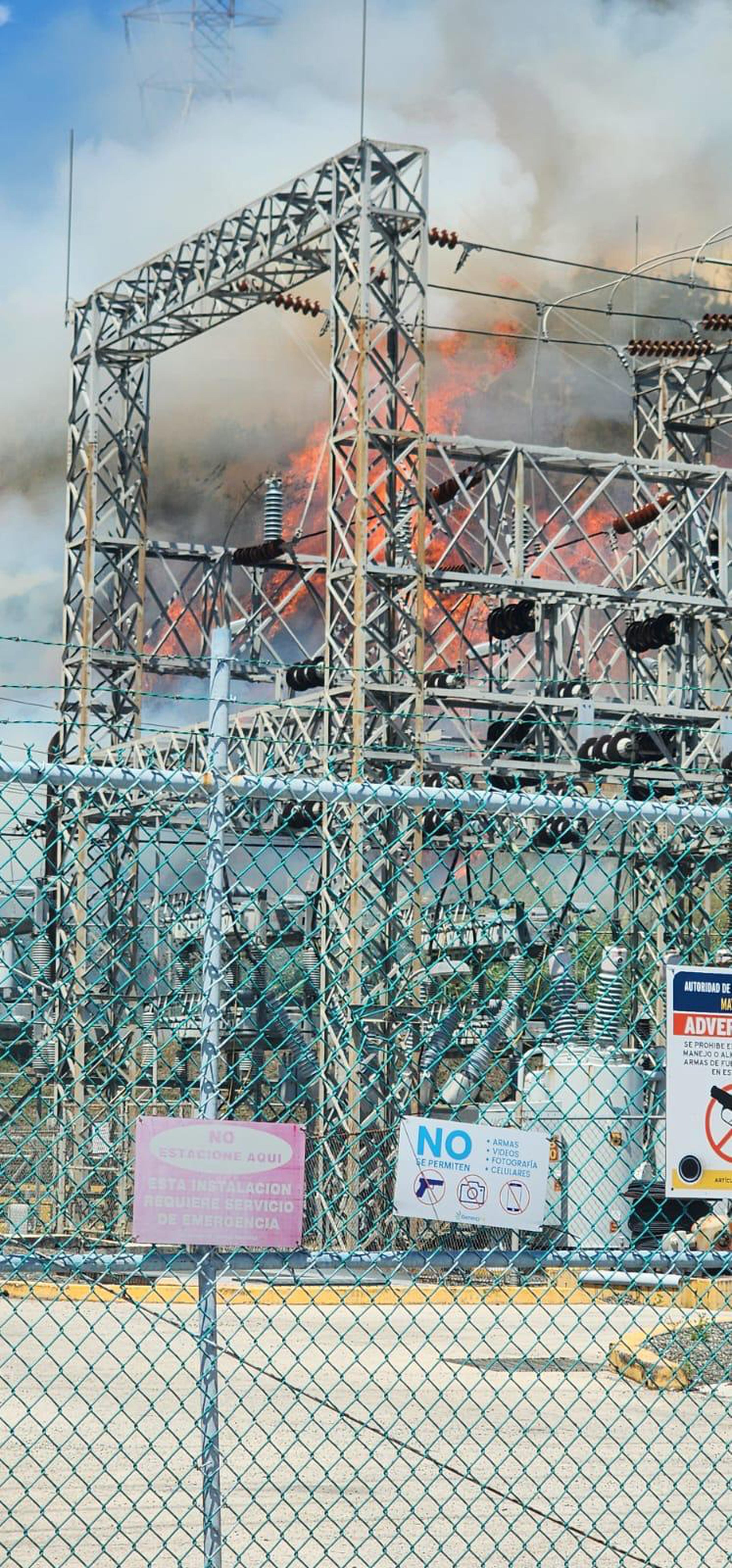 Bomberos combaten incendio forestal que se acercó a una subestacion de LUMA Energy en la zona portuaria de Mayagüez.