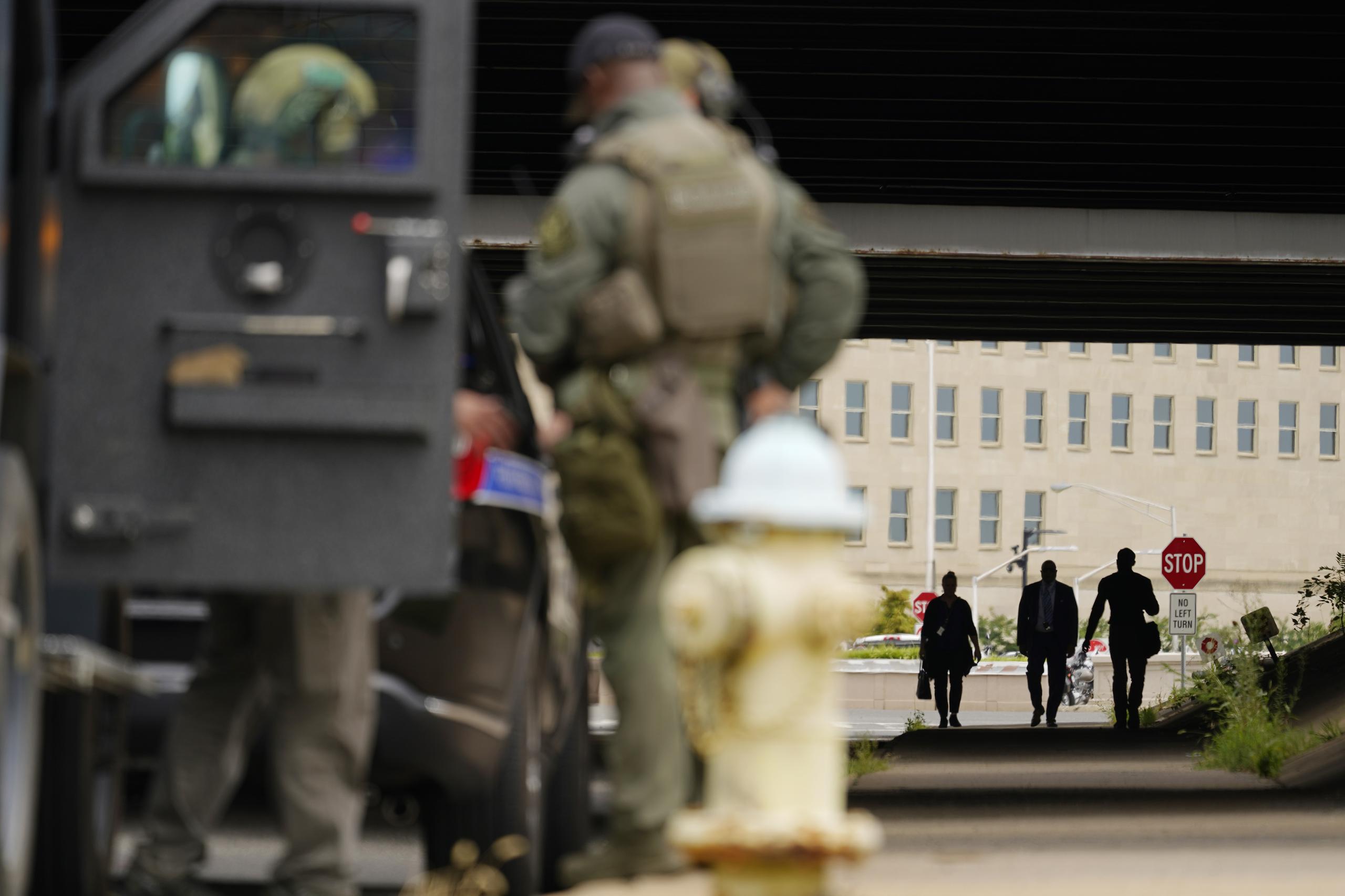 Policías blindados fuera del Pentágono en Washington.