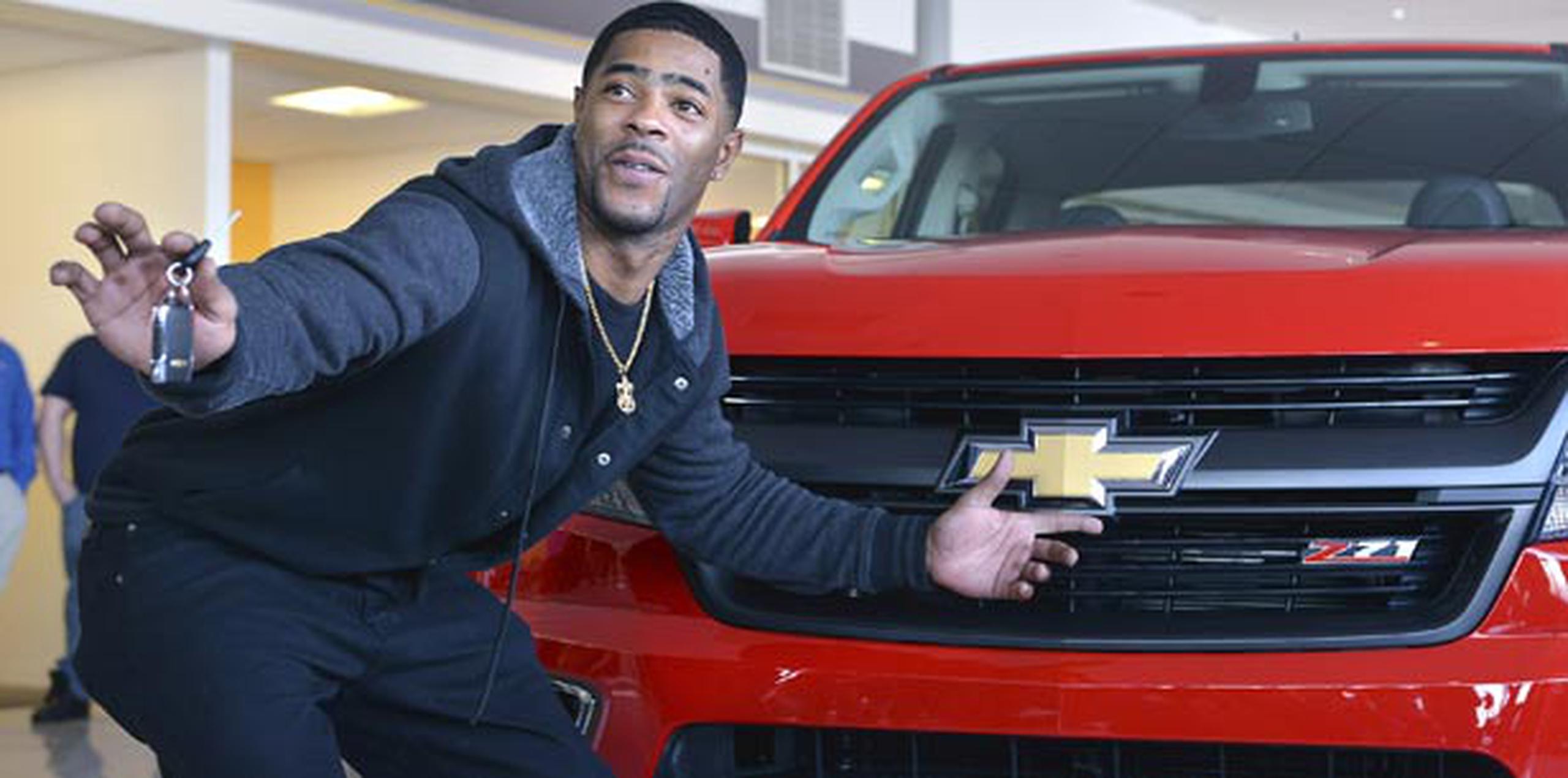 Butler recibió el martes la camioneta de color rojo en un concesionario de vehículos en los suburbios de Boston. (AP)
