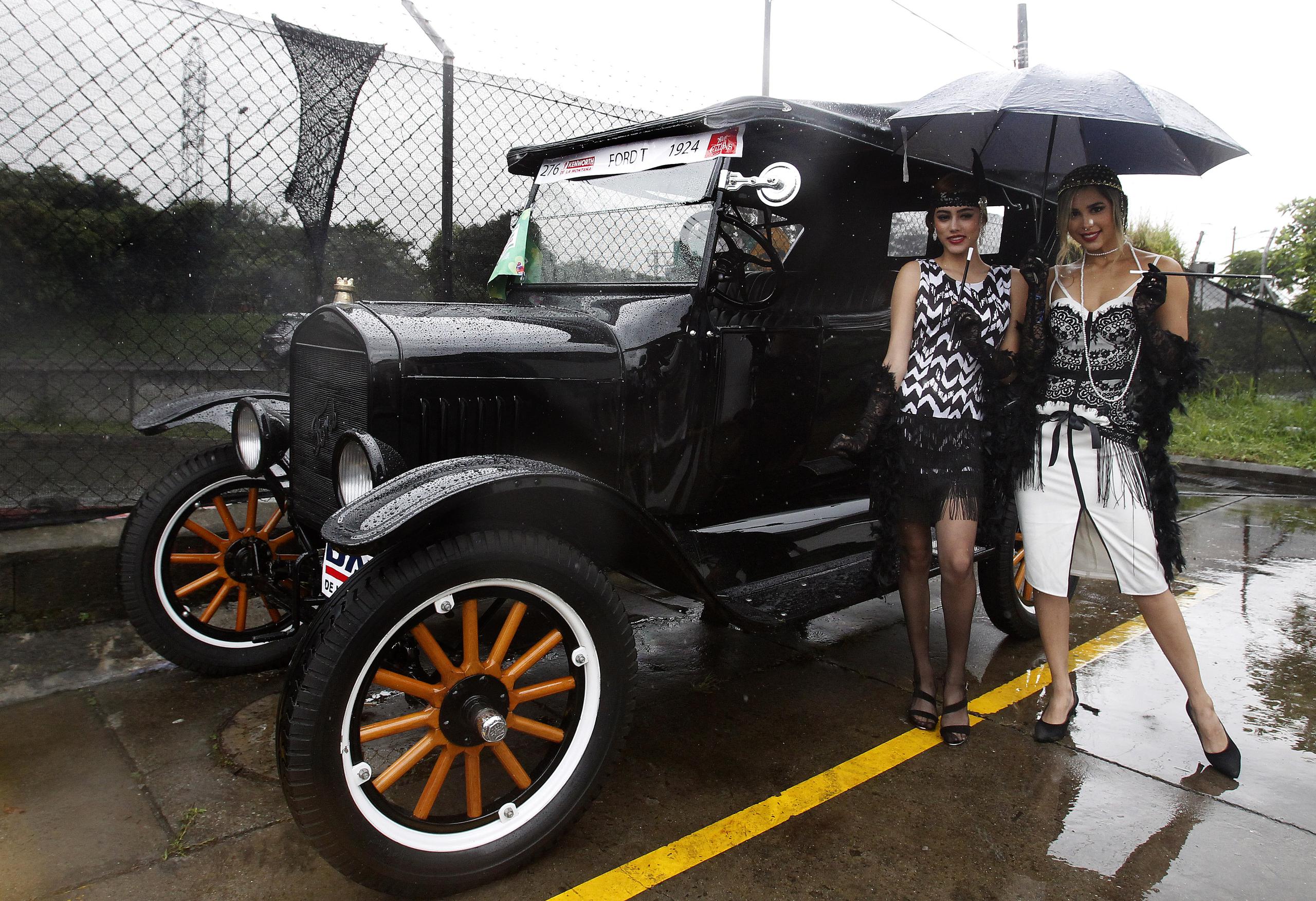 Dos damas, ataviadas con vestuario de los años 20, fueron registrada este sábado, durante la edición 25 del Desfile de Autos Clásicos y Antiguos de la Feria de las Flores, en Medellín, Colombia.