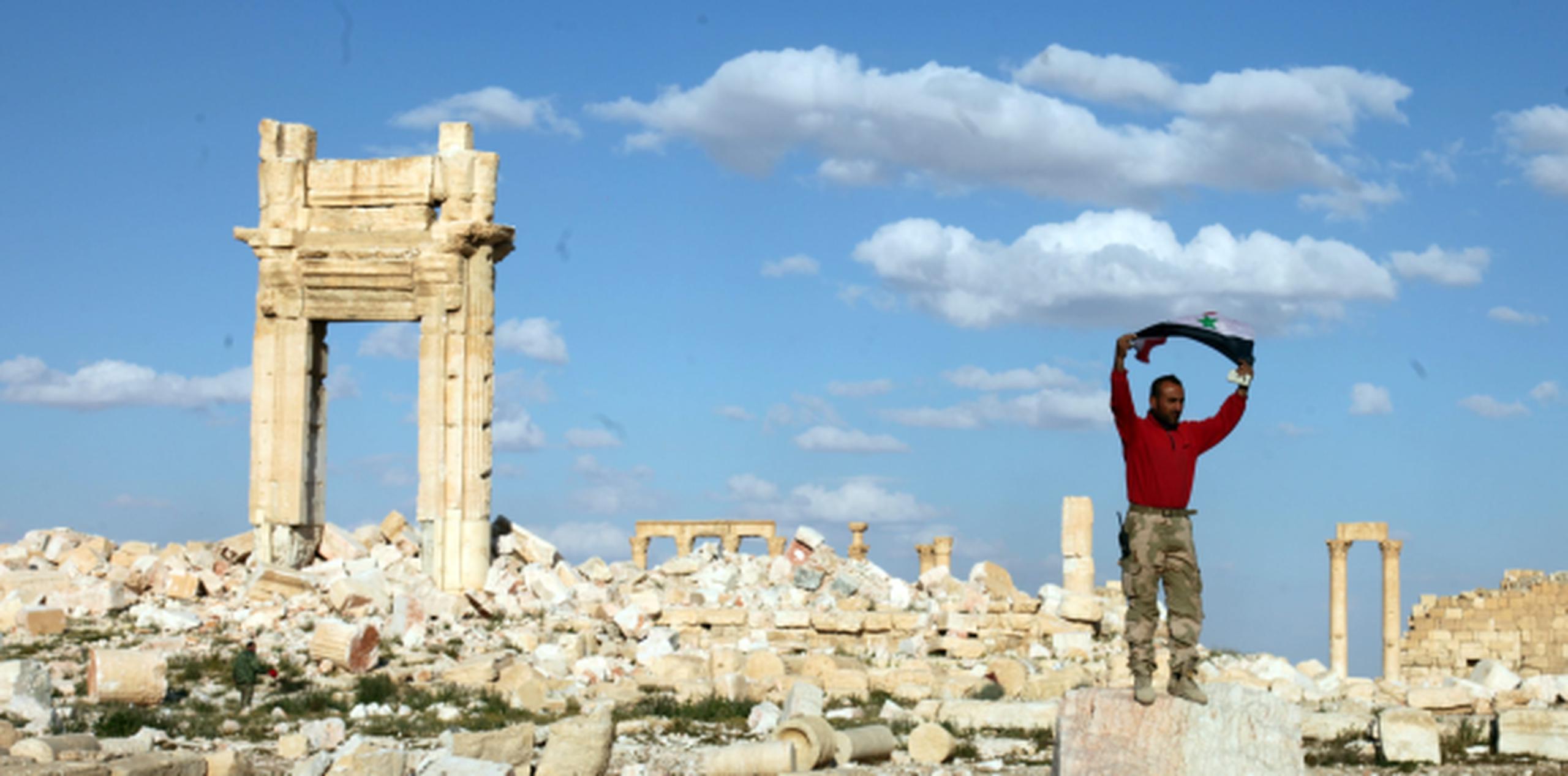 Un soldado sirio celebra la liberación de Palmira. (EFE)