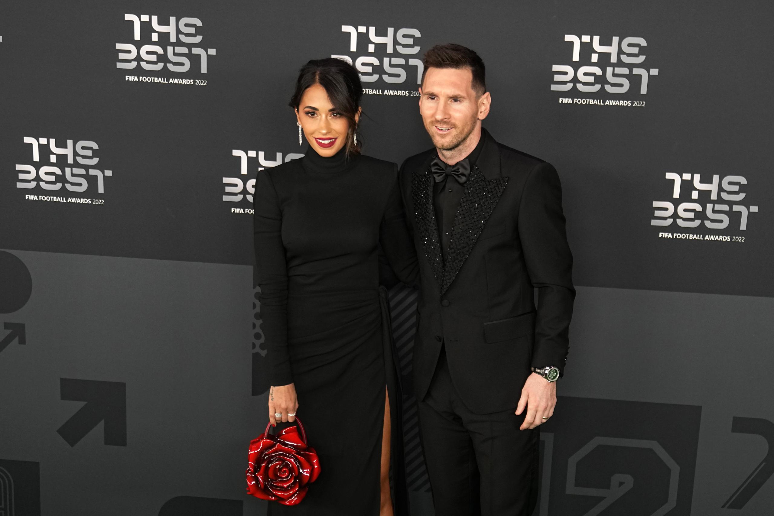 Lionel Messi posa con su esposa Antonela Roccuzzo en la alfombra verde previo a la ceremonia de entrega de los premios The Best de la FIFA en París, el lunes 27 de febrero de 2023. (AP Foto/Michel Euler)