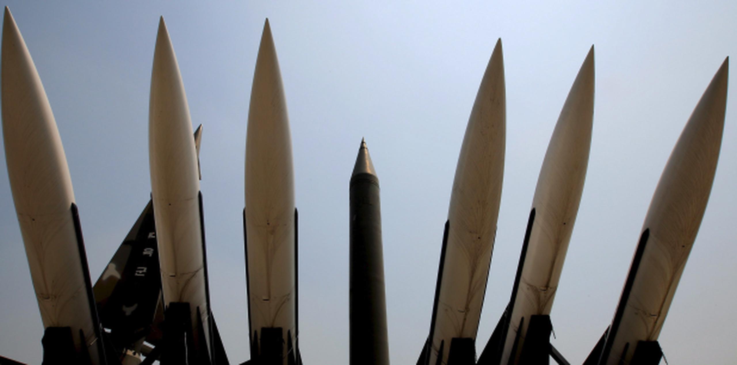 Fotografía del misil Scud-B (al centro), de fabricación de Corea del Norte, y de los proyectiles tierra-aire Hawk, hechos en Estados Unidos, en el Museo Memorial de Guerra de Seúl, Corea del Sur. (EFE / Jeon Heon-Kyun)