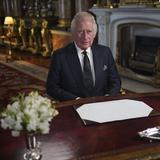 Critican gestos del rey Carlos III durante firma del documento real