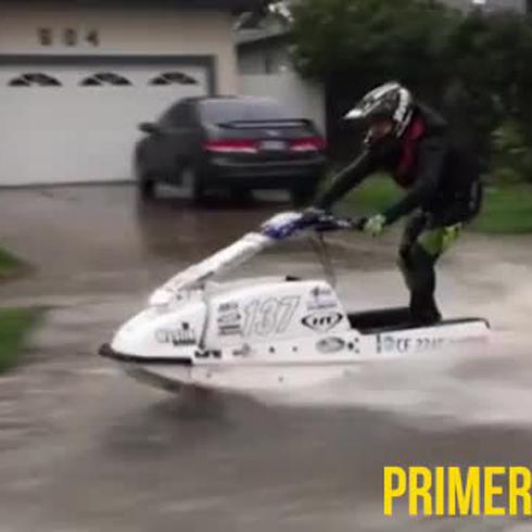 Hombre corre Jet Ski por calles inundadas