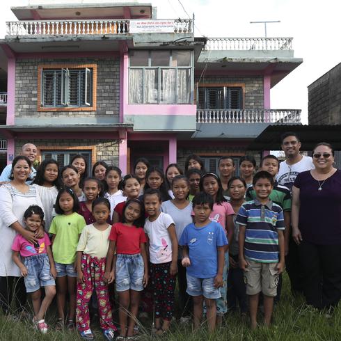 Niños nepaleses le cantan a Puerto Rico