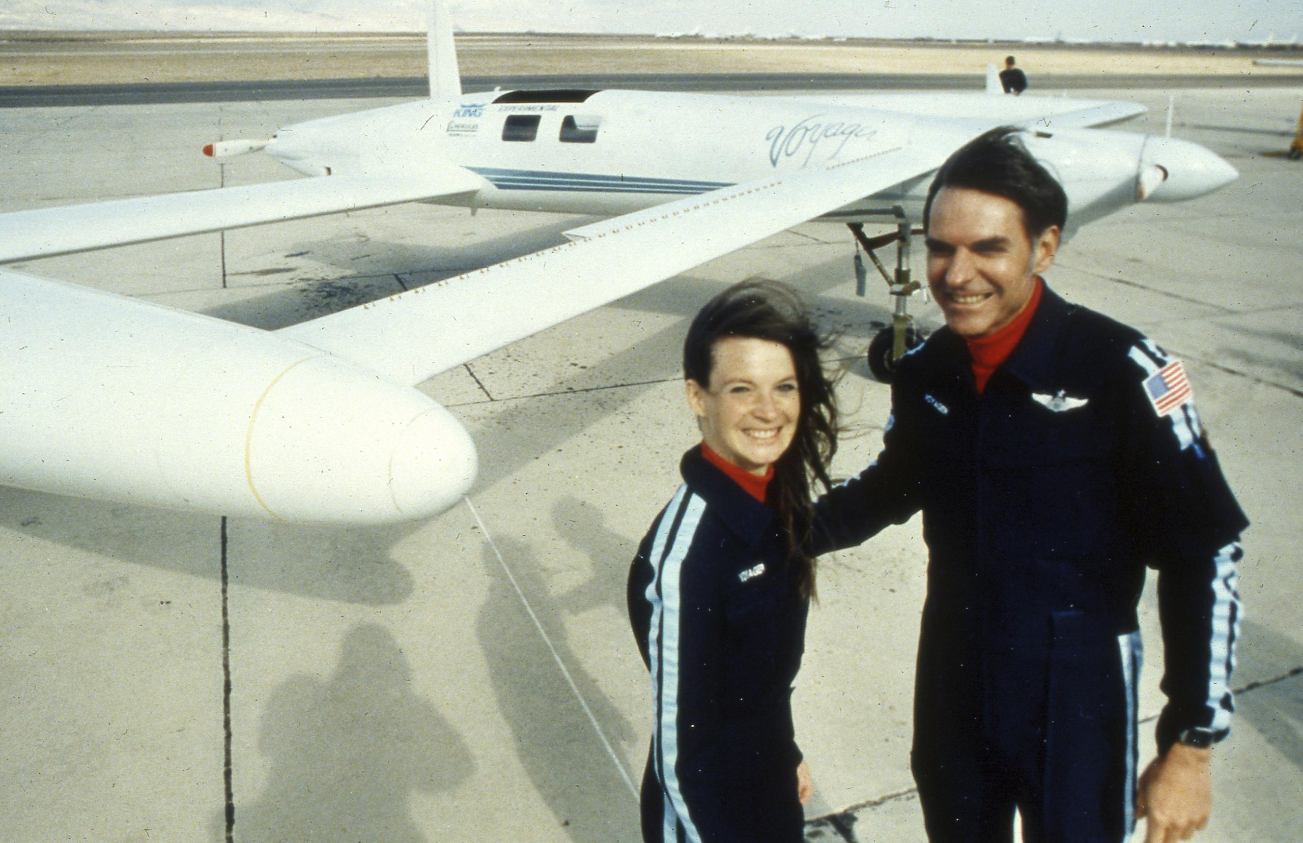 Dick Rutan y su copiloto Jeana Yeager, junto al Voyager, tras haber completado la vuelta al mundo sin escalas en 1985. Rutan falleció el viernes a los 85 años.