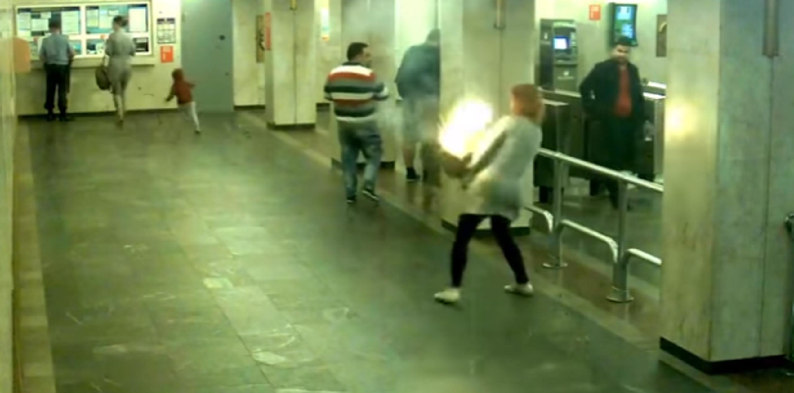 Un vocero del metro de Minsk confirmó que el fuego fue causado por la explosión de un cigarrillo electrónico que la mujer llevaba dentro de su cartera. (YouTube)