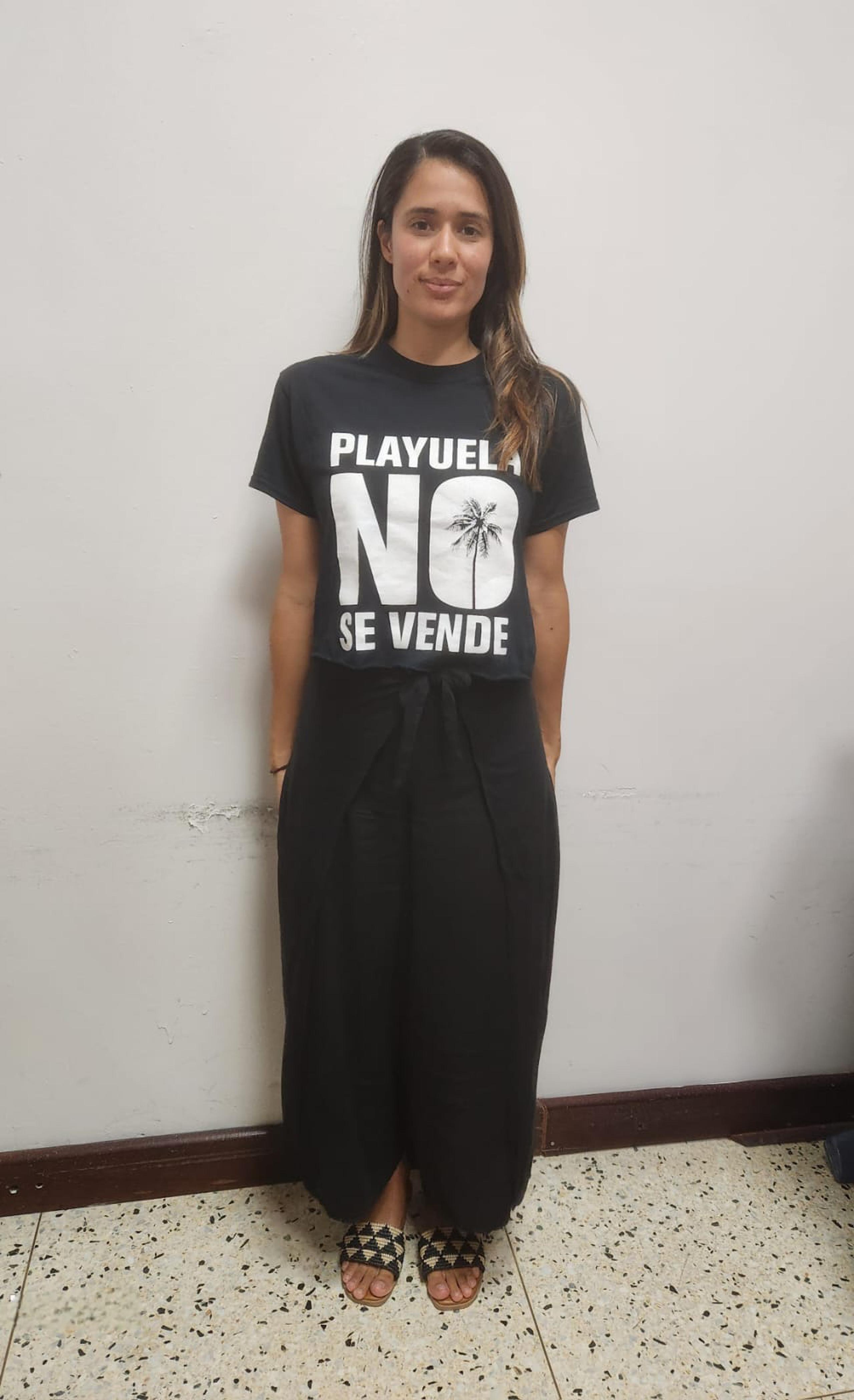 La portavoz del grupo Salvemos a Playuela, Suzette Quirós, denunció también que personal de seguridad no le permitió entrar al Capitolio con una camiseta negra con el mensaje “Playuela no se vende”.