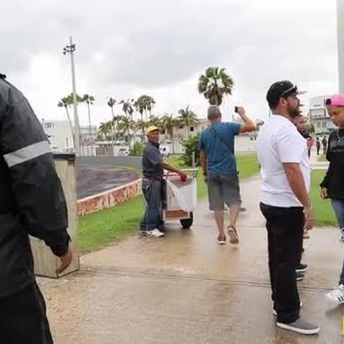 Policía de San Juan saca a los curiosos que observan las marejadas en Ocean Park