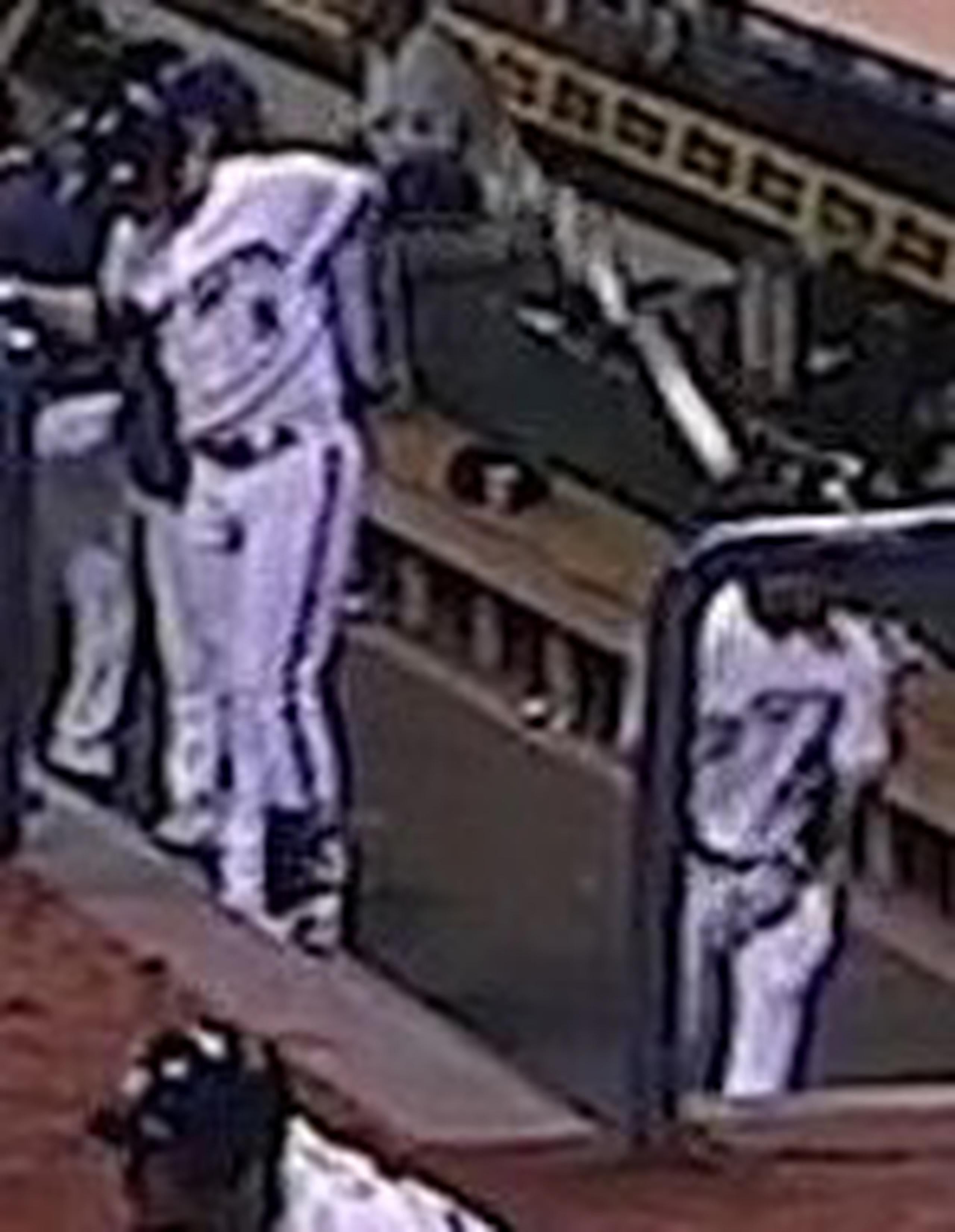 Una repetición de televisión muestra como Segura aparentemente fue golpeado accidentalmente con un bate que estaba utilizando su compañero de equipo Ryan Braun (MLB.TV).