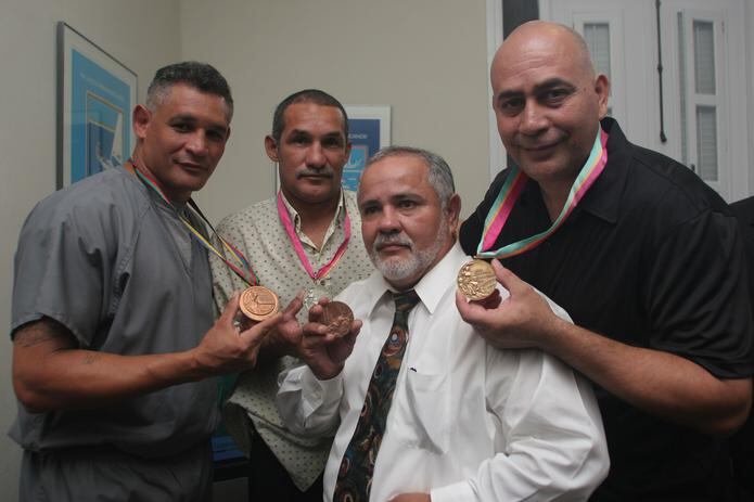Orlando Maldonado, tercero de izquierda a derecha en una actividad conmemorativa hace unos años, junto a otros boxeadores boricuas medallistas olímpicos: Aníbal Acevedo (primero a la izquierda), Luis Francisco Ortiz (segundo), y Arístides González (derecha).