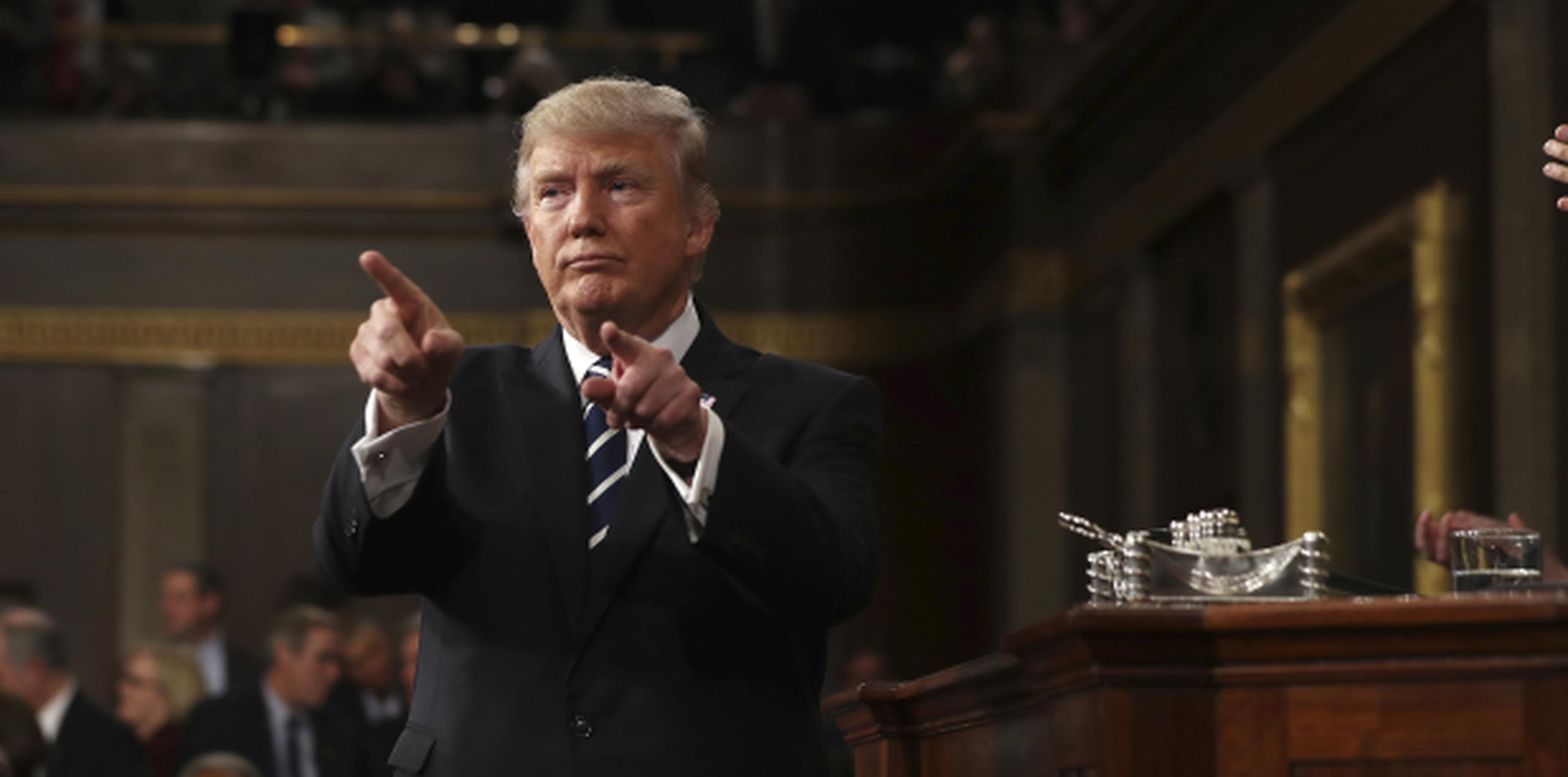 En su primer discurso ante el pleno del Congreso el martes en la noche, Trump defendió su medida. (AP / Jim Lo Scalzo)