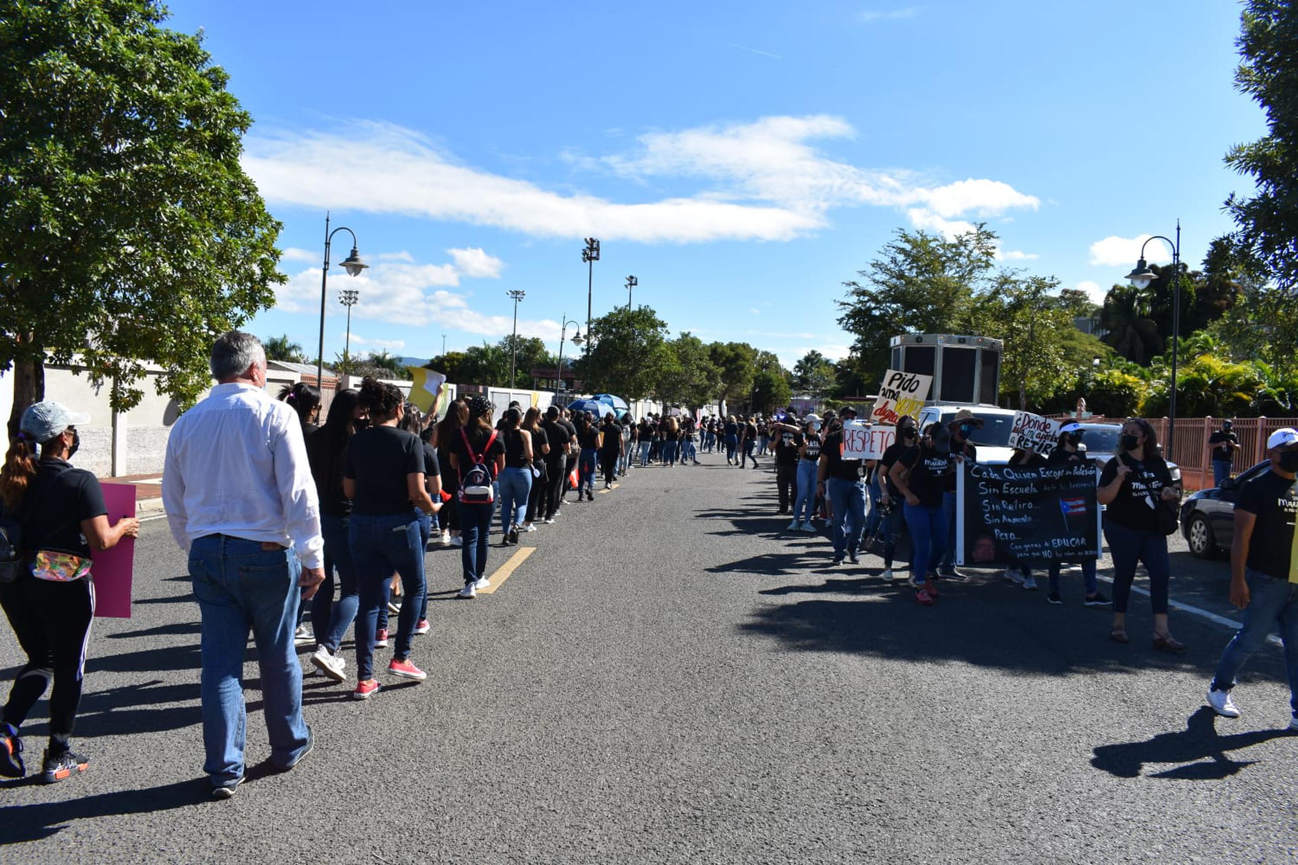 Cientos de trabajadores de Lajas, San Germán, Hormigueros y Mayagüez se unieron con educadores caborrojeños para levantar sus reclamos de justicia salarial.