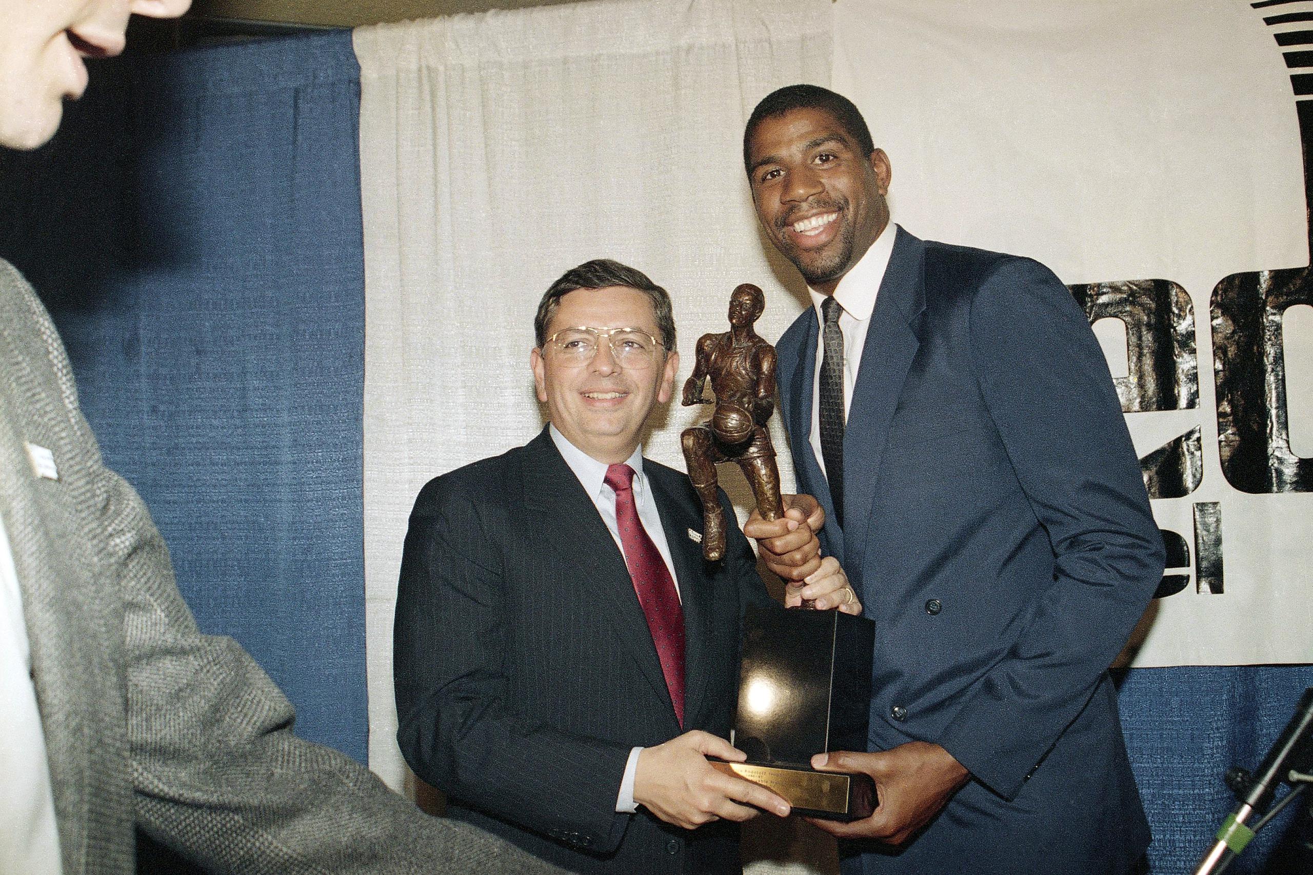 David Stern, aquí entregando un trofeo de Magic Johnson, fue el arquitecto que levantó a la liga de su mala fama de los años 70.