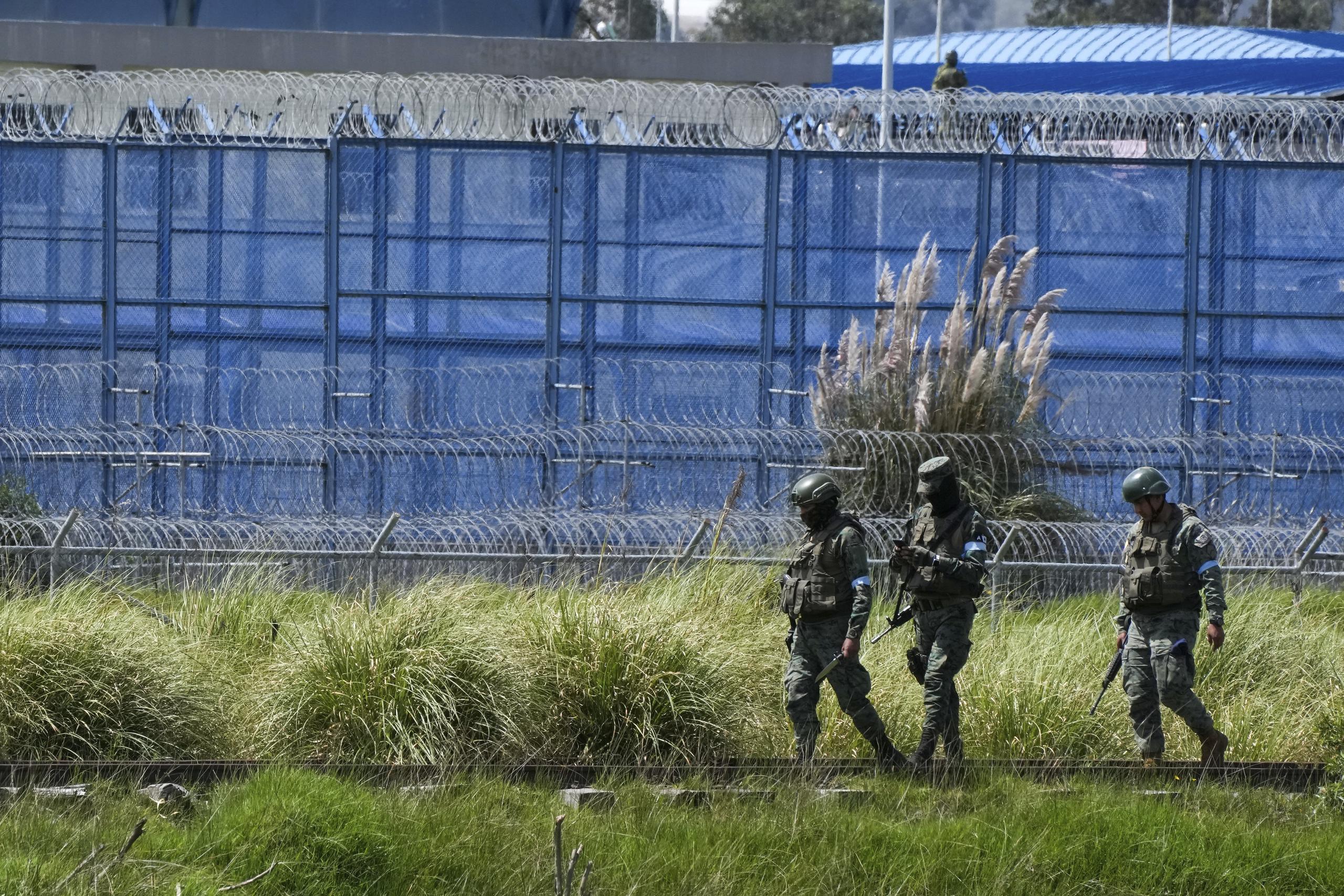 Militares ingresan a la cárcel de Cotopaxi, Ecuador, el domingo 14 de enero de 2024. Soldados y policías intervinieron el domingo en varias prisiones de Ecuador en busca de armas, municiones y explosivos y con el objetivo de restaurar el orden.