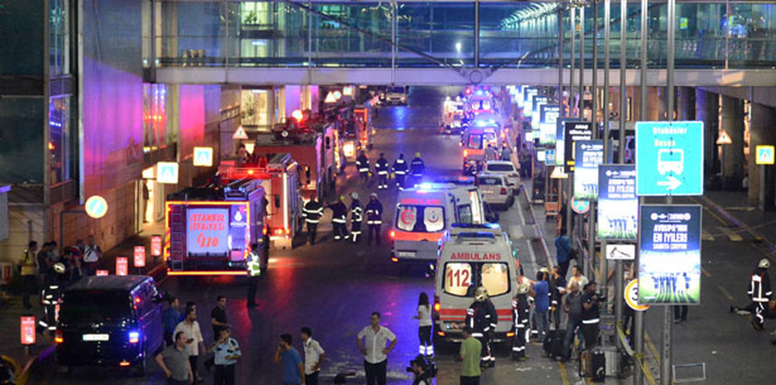 Los atacantes se hicieron estallar antes de ingresar al retén de verificación de seguridad con rayos X a la entrada del aeropuerto, indicó el funcionario. (IHA via AP)
