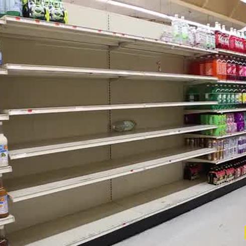 Largas filas en supermercados de Orlando para comprar agua