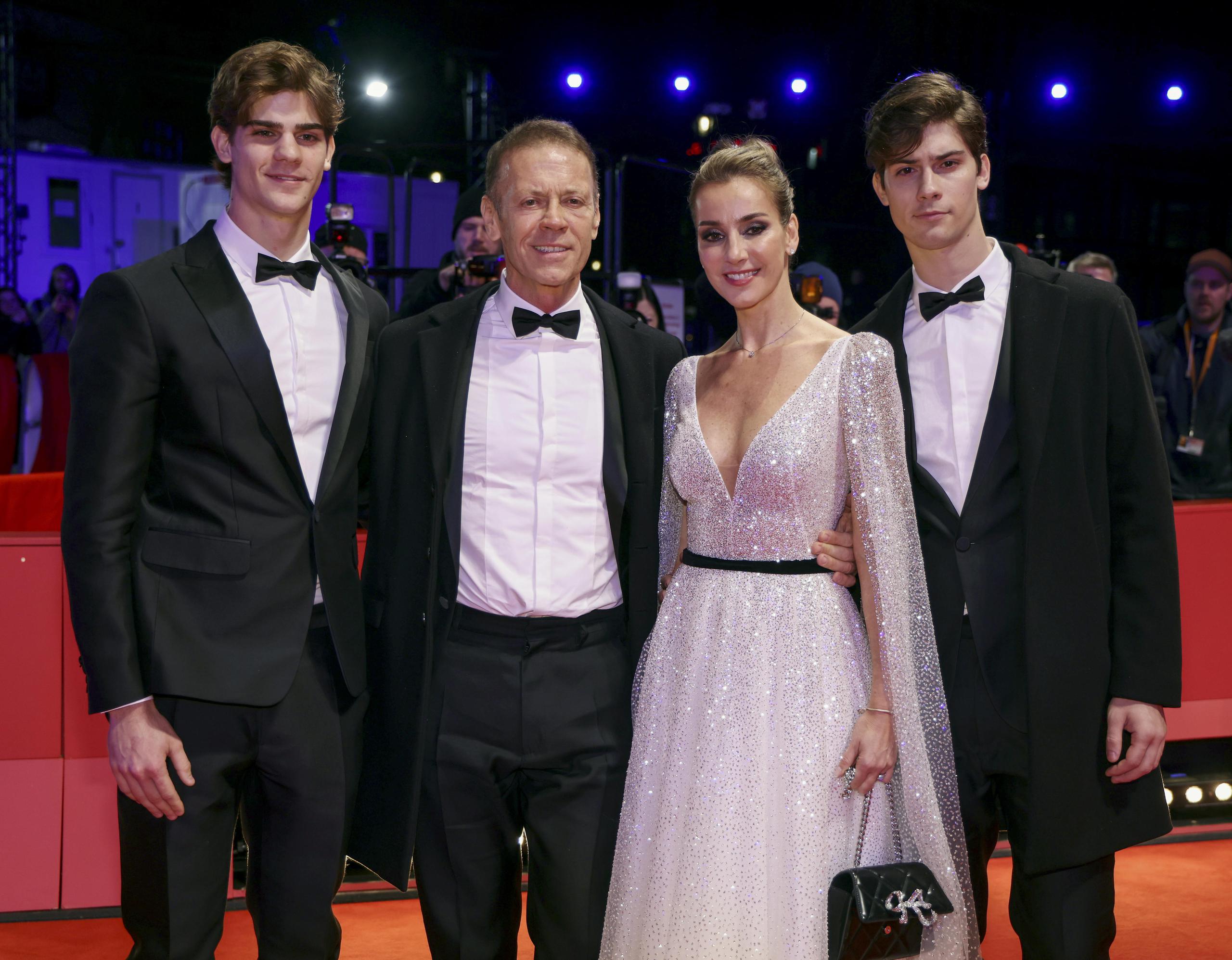 Siffredi, junto a su esposa Rosa Caracciolo y sus hijos Lorenzo Tano y Leonardo Tano a su llegada al Festival Internacional de Cine 'Berlinale' en Berlín.