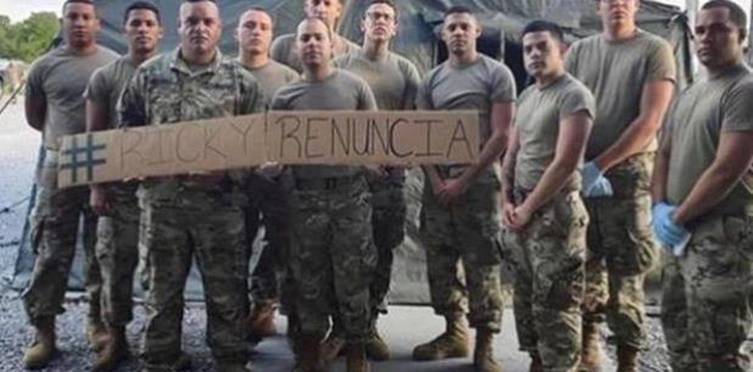 La foto muestra a 11 militares sujetando un cartel con el hashtag #RickyRenuncia. (Captura)