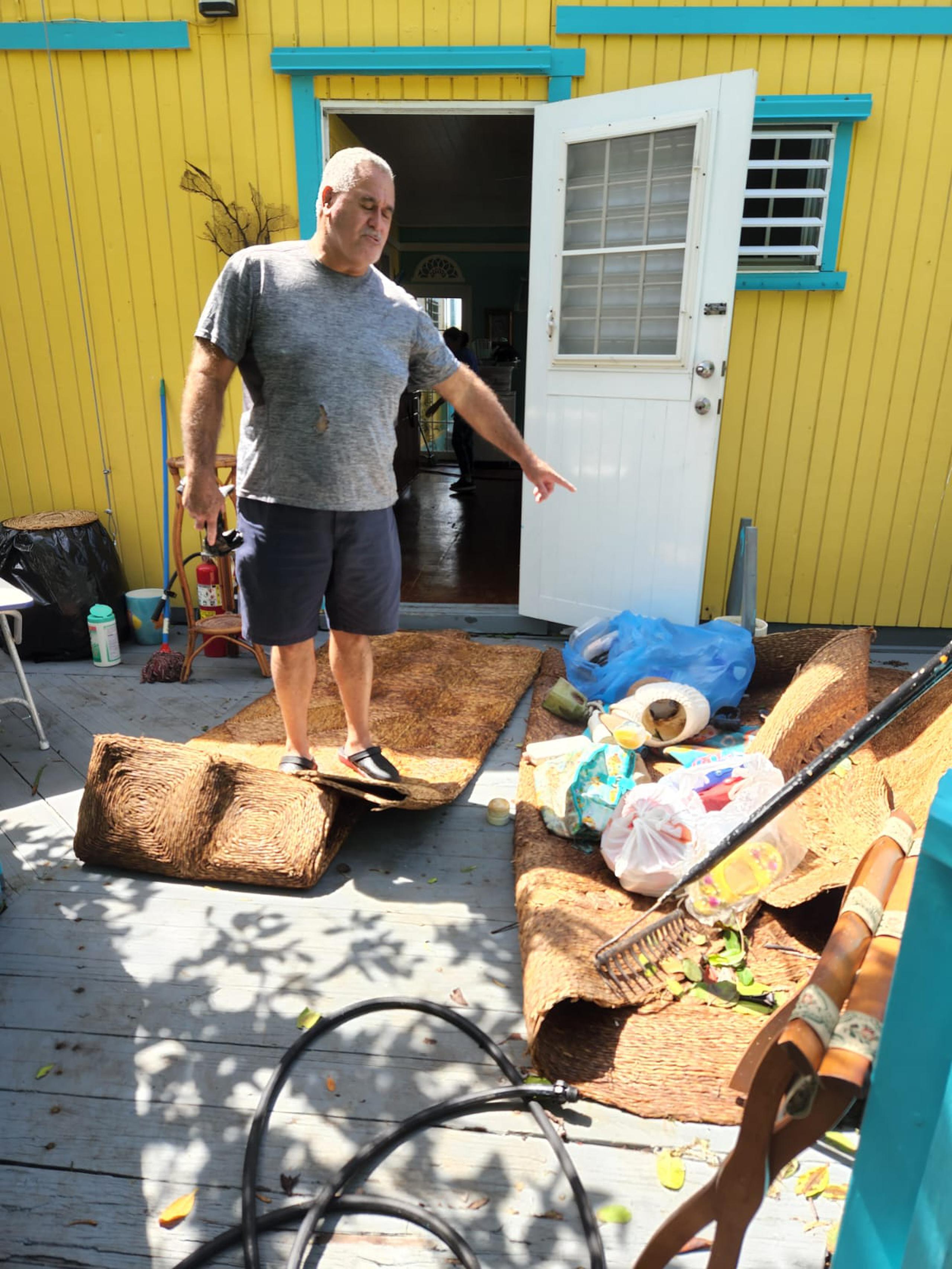 “Fiona subió la marea sobre cuatro pies, levantó los pisos, echó agua adentro y lo dañó todo”, dijo Marcos Pagán, uno de los propietarios de las casas flotantes.