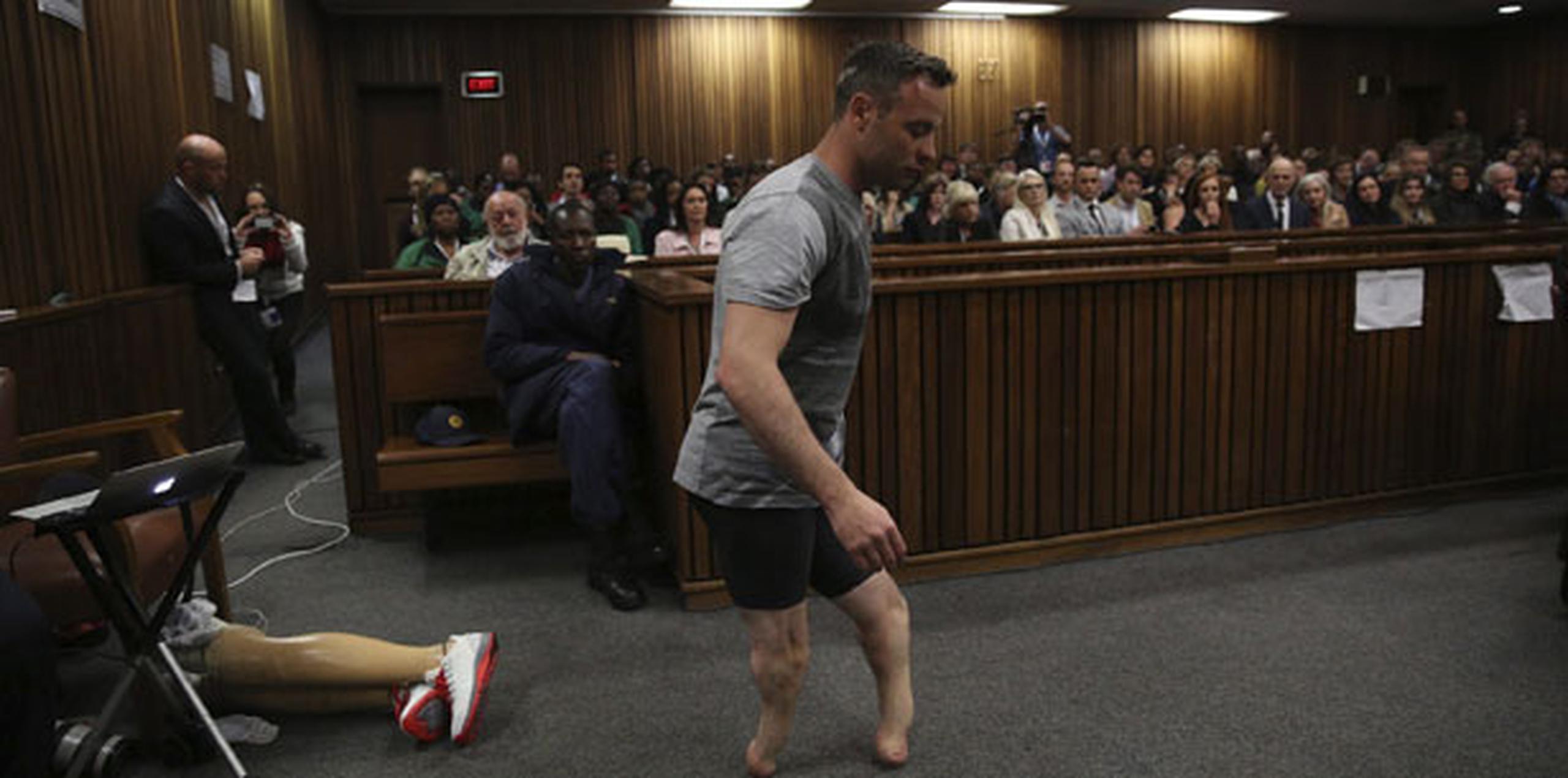 El abogado defensor Barry Roux pidió a Pistorius que se quitara las prótesis y la exestrella del atletismo caminó inestable ante la juez Thokozile Masipa, que fijará la sentencia tras las sesiones de esta semana. (Agencia EFE)