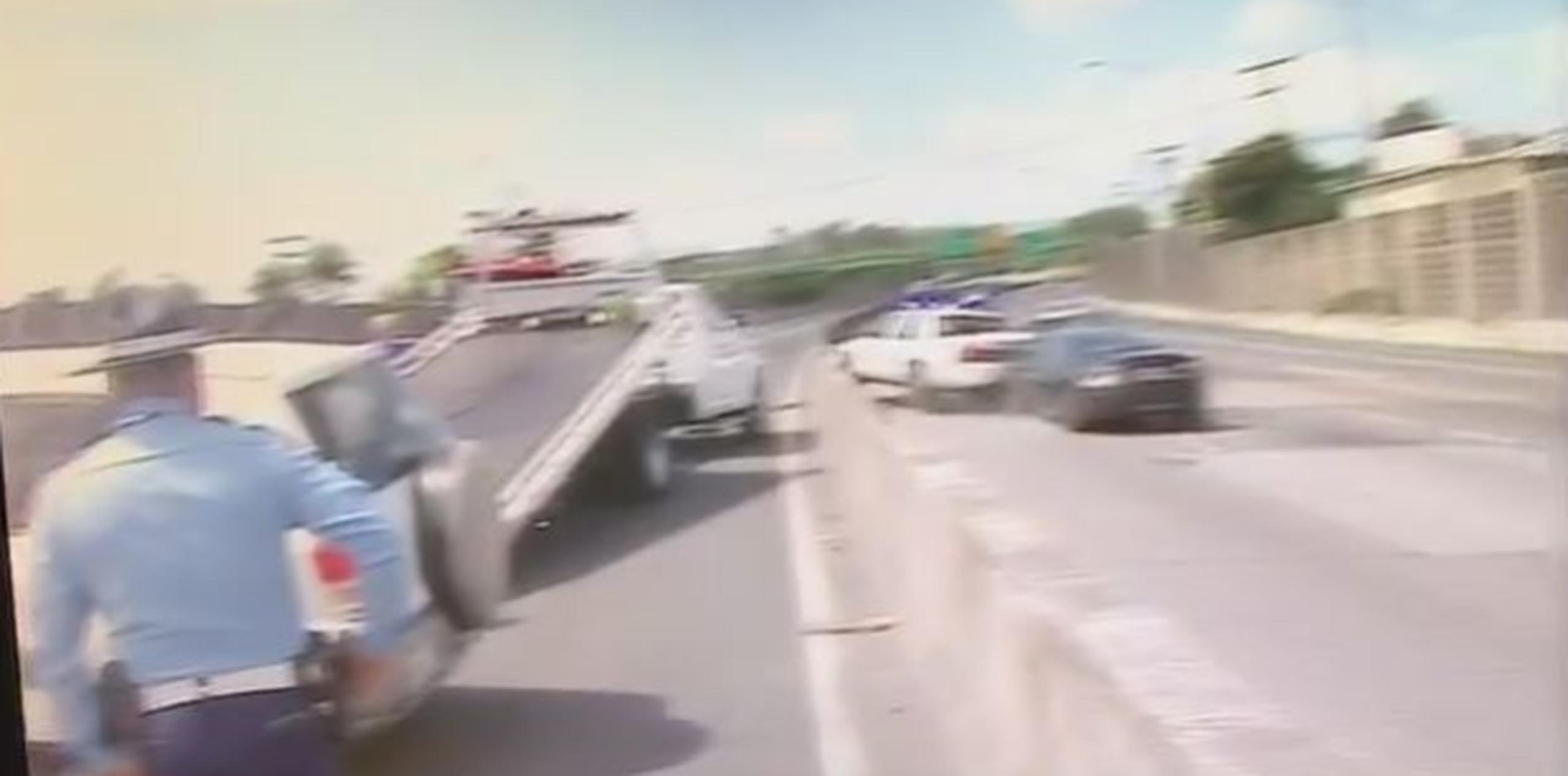 La conductora alegó que iba tarde para un velorio, agregó la Policía. (YouTube)