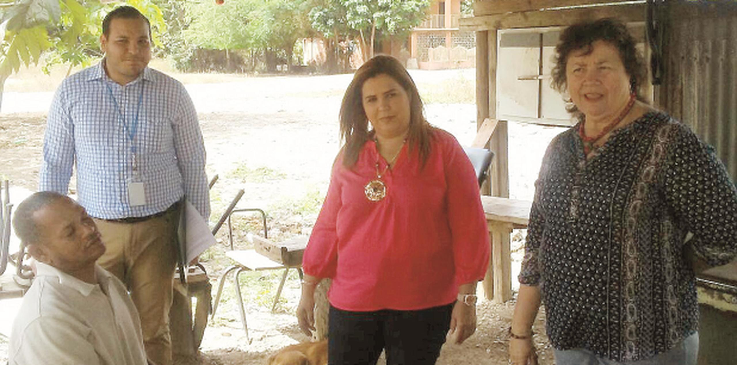 La representante Jackie Rodríguez visitó el barrio Buyones pero desconoce el estimado de fondos que necesitarán las reparaciones en la comunidad. (SUMINISTRADA)