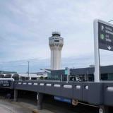 Pasajera agresiva en el aeropuerto Luis Muñoz Marín podría pasar años en prisión